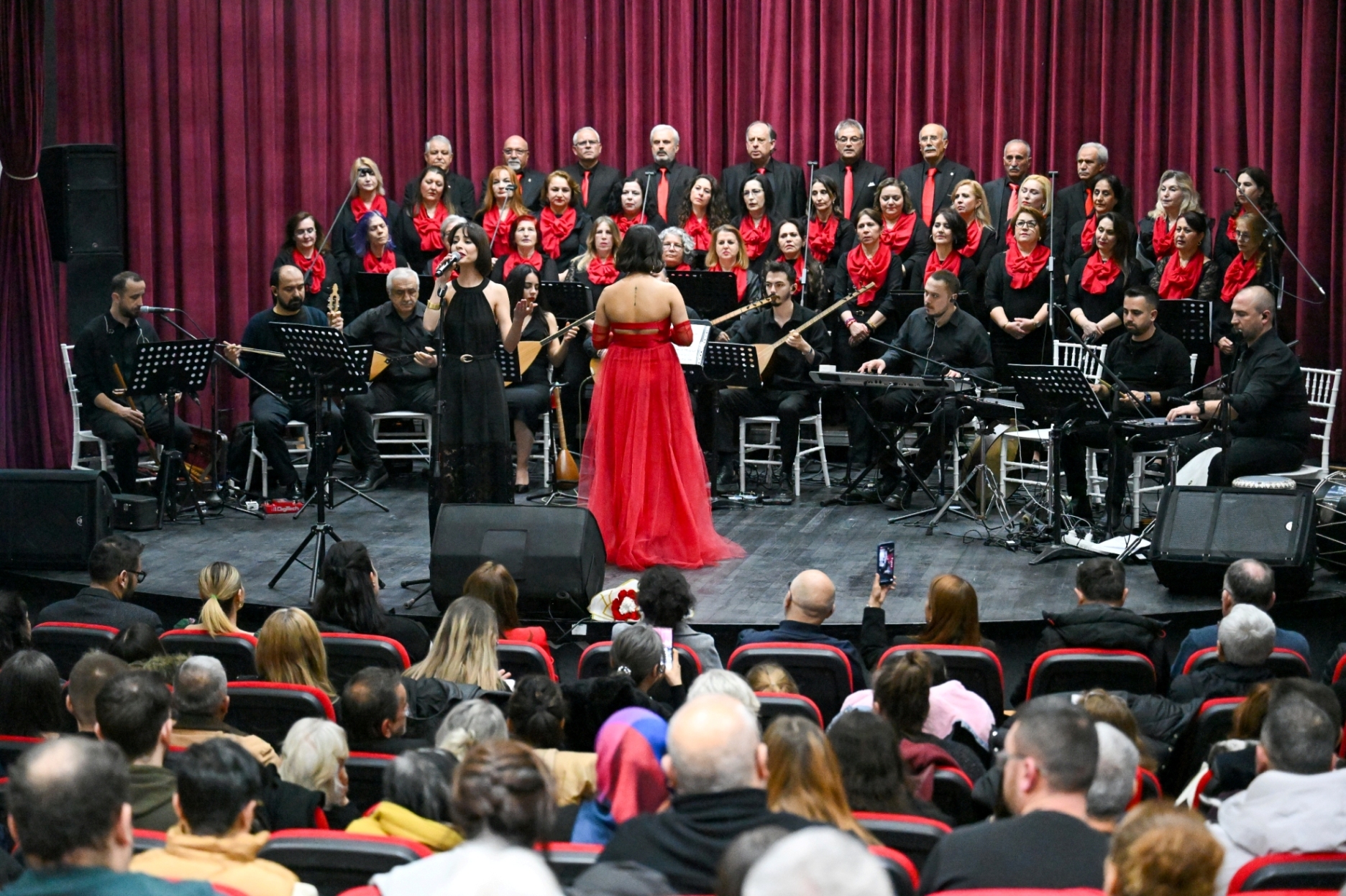 Dayanışmanın Türküsü Bornova’da yükseldi: STK’lar kış konserinde buluştu