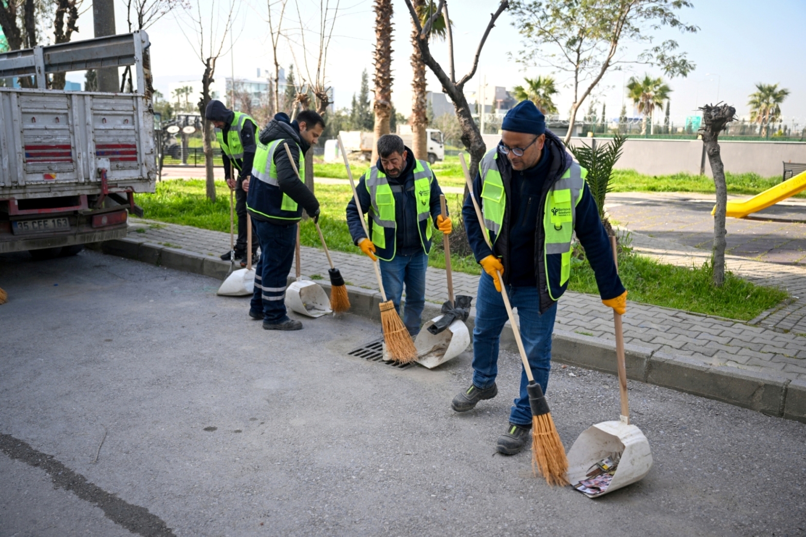 Bornova'da temizlikte 'sıfır taviz': Mahalleler köşe bucak temizleniyor