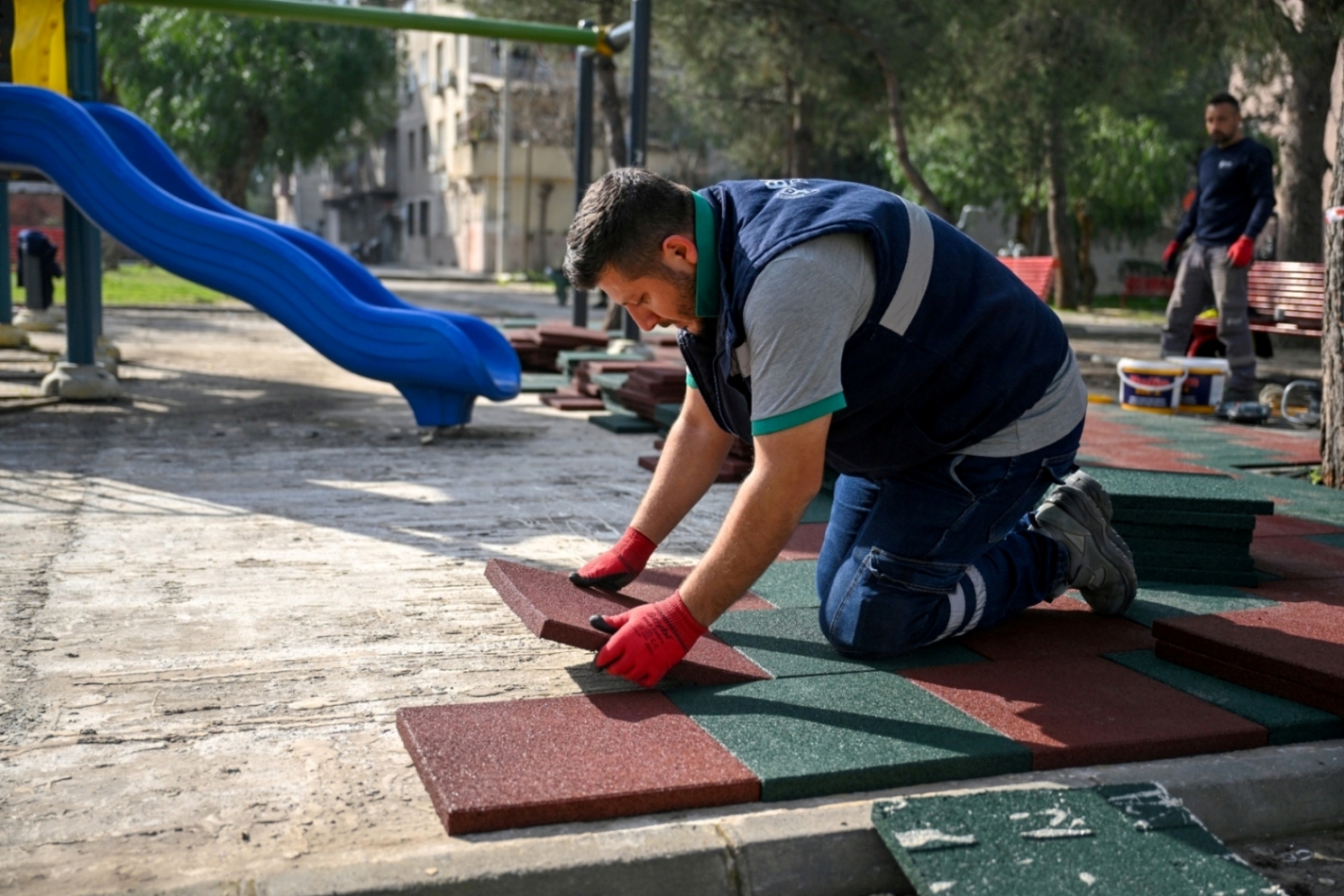 Bornova'da bahar seferberliği: Park ve bahçelerde hummalı çalışma