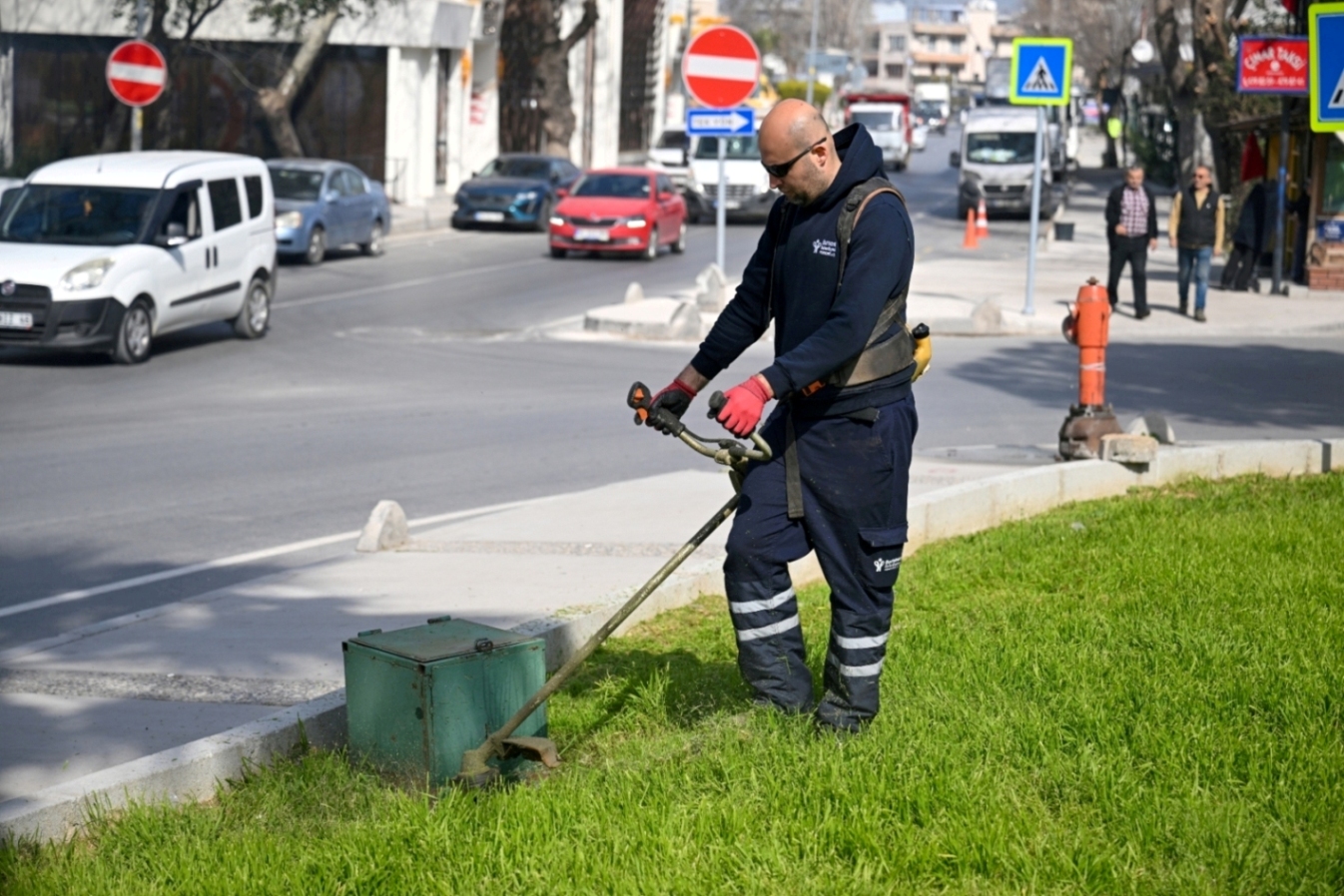 Bornova'da bahar seferberliği: Park ve bahçelerde hummalı çalışma