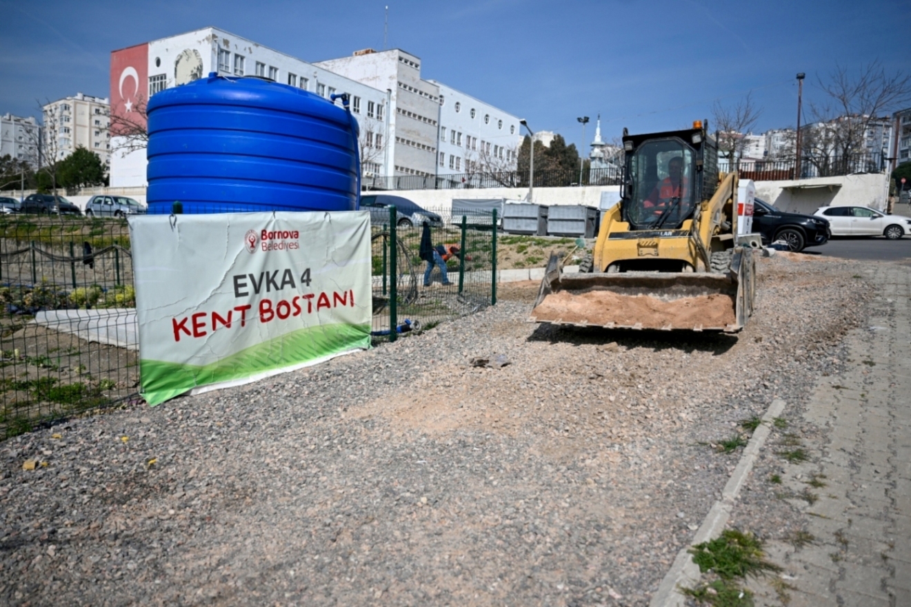 Bornova'da bahar seferberliği: Park ve bahçelerde hummalı çalışma