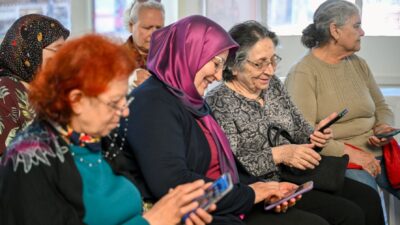 Bornova’da kuşak farkı dijital köprülerle aşılıyor! 

Bornova Belediyesi, "çınarlarım" dediği