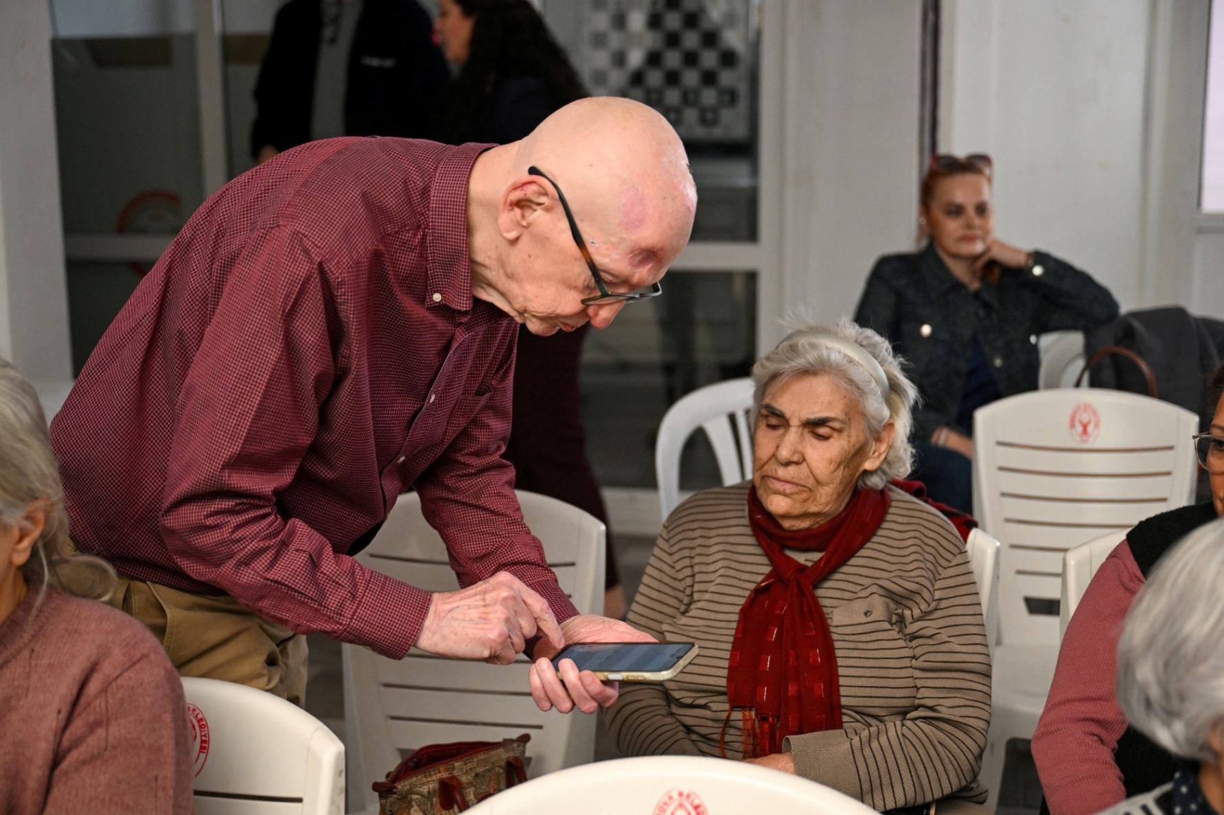 Bornova’nın çınarları yapay zekayla tanıştı: Kuşak farkı dijital köprülerle aşılıyor