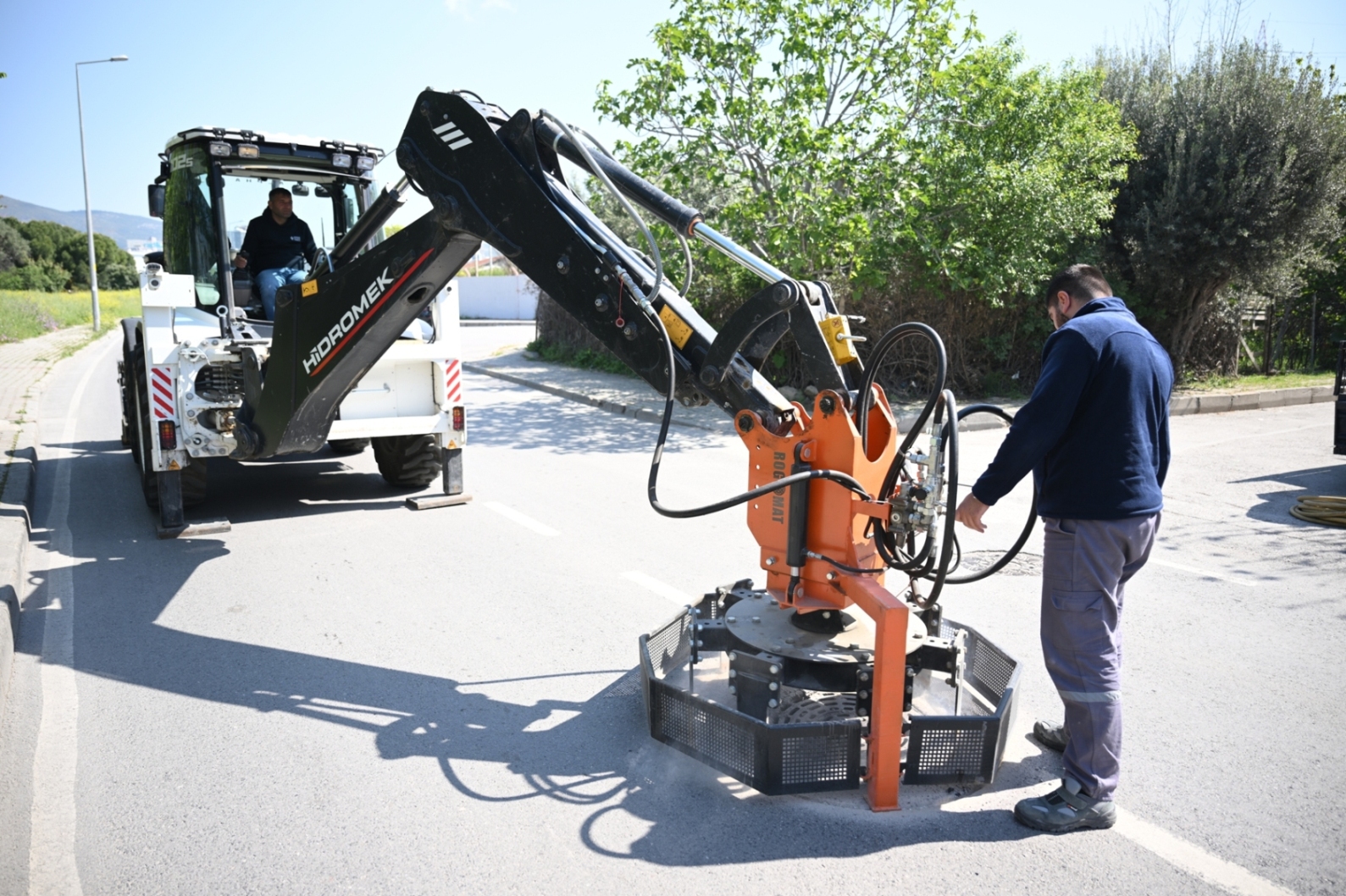 Bornova’da yol seferberliği: 9 koldan eş zamanlı çalışma başladı 1 Bornova’da yol seferberliği: 9 koldan eş zamanlı çalışma başladı