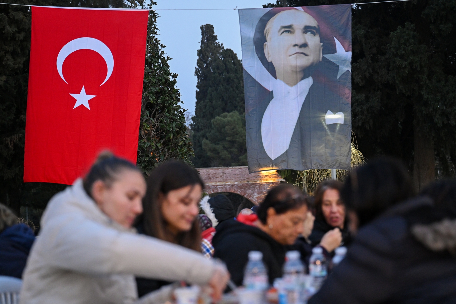 Bornova’da Kadir Gecesi Vefa sofrası: 2 bin 500 kişi aynı sofrada