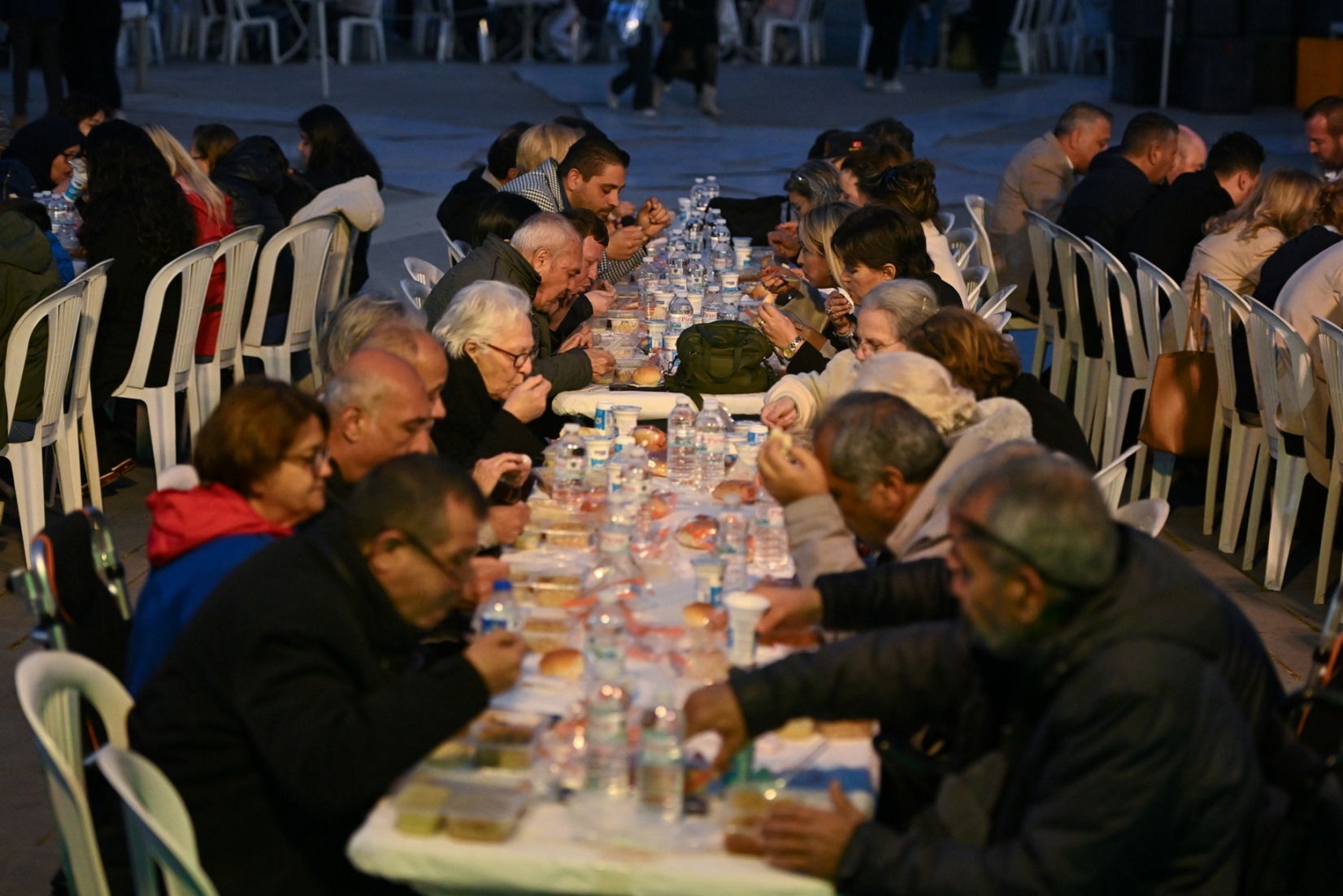 Bornova’da Kadir Gecesi Vefa sofrası: 2 bin 500 kişi aynı sofrada