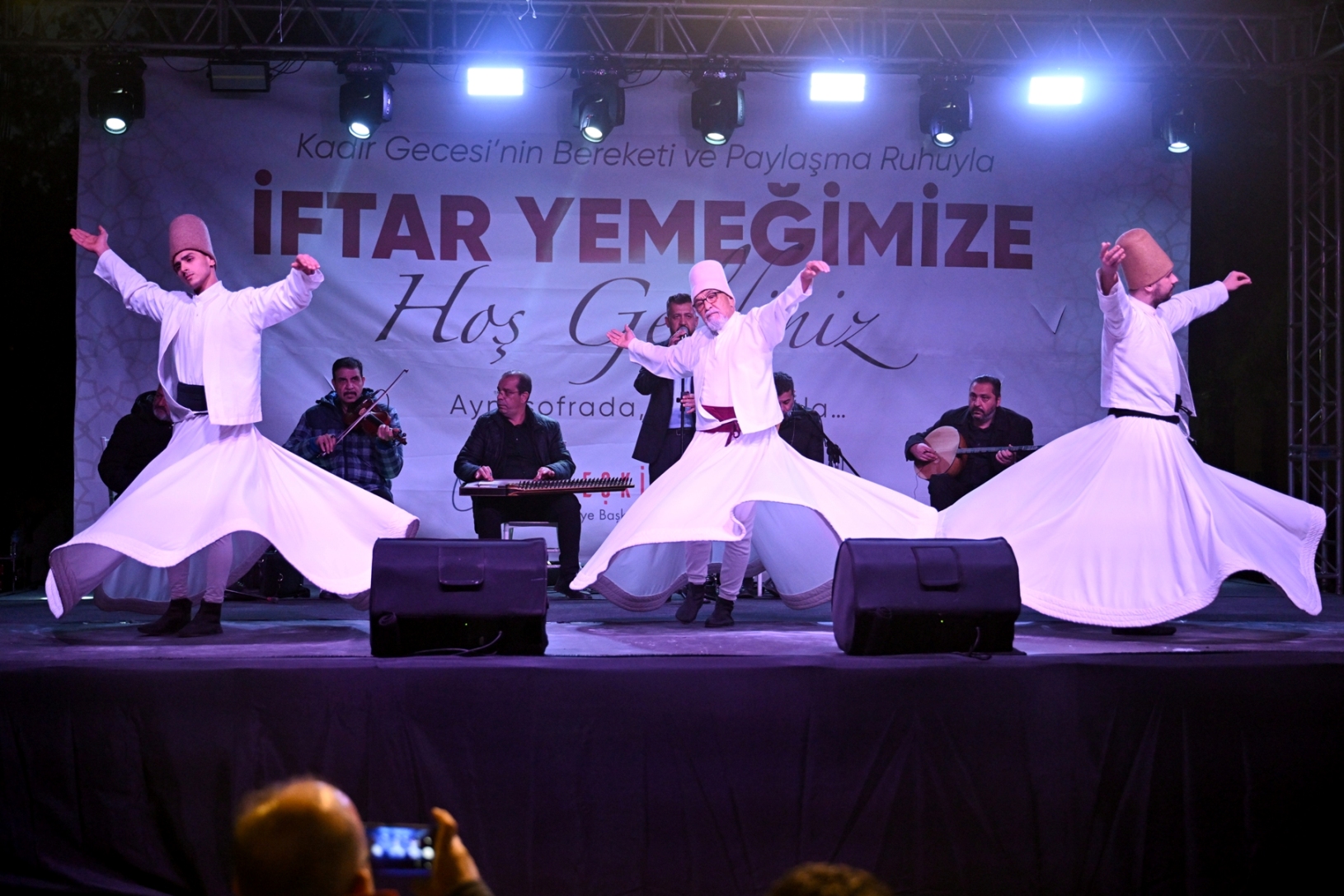 Bornova’da Kadir Gecesi Vefa sofrası: 2 bin 500 kişi aynı sofrada