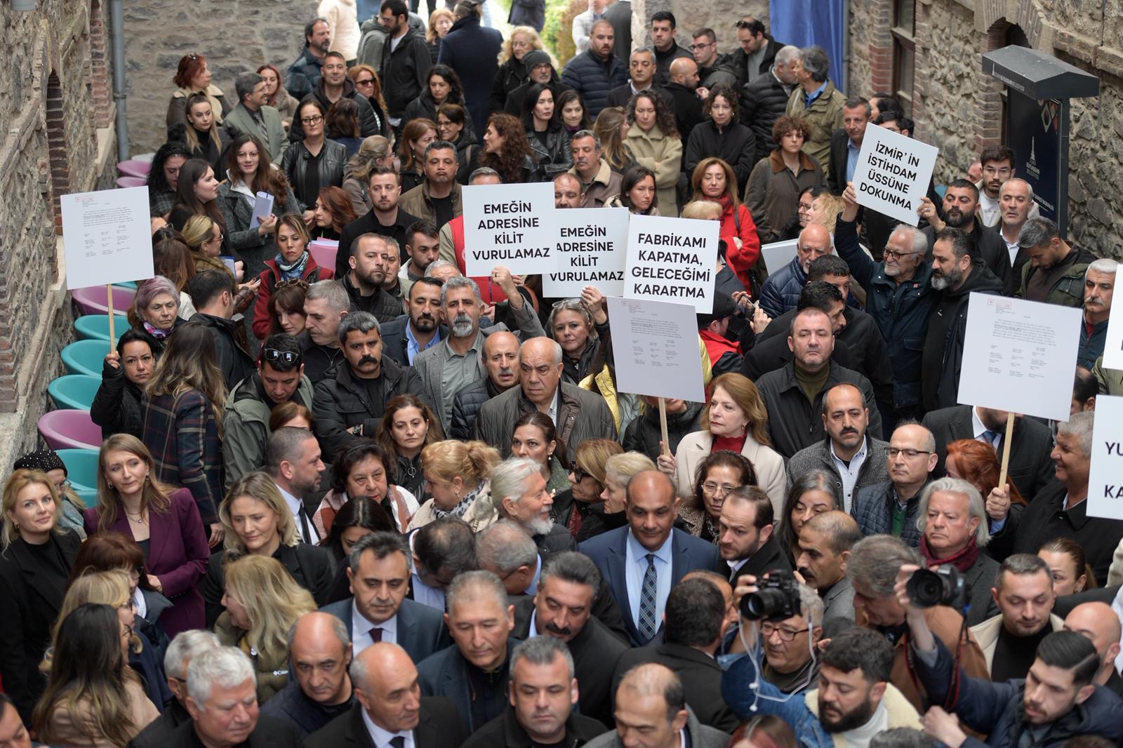 Tugay Meslek Fabrikası önünde 'tahliye direnişi' başlattı: 'Çözülene kadar gitmeyeceğim'