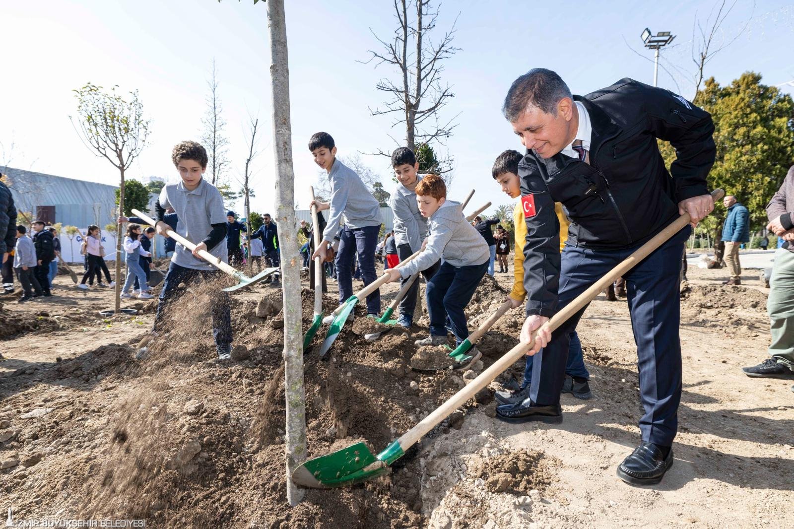 İzmir'e 190 yeni nefes: Beton söküldü, umut filizlendi