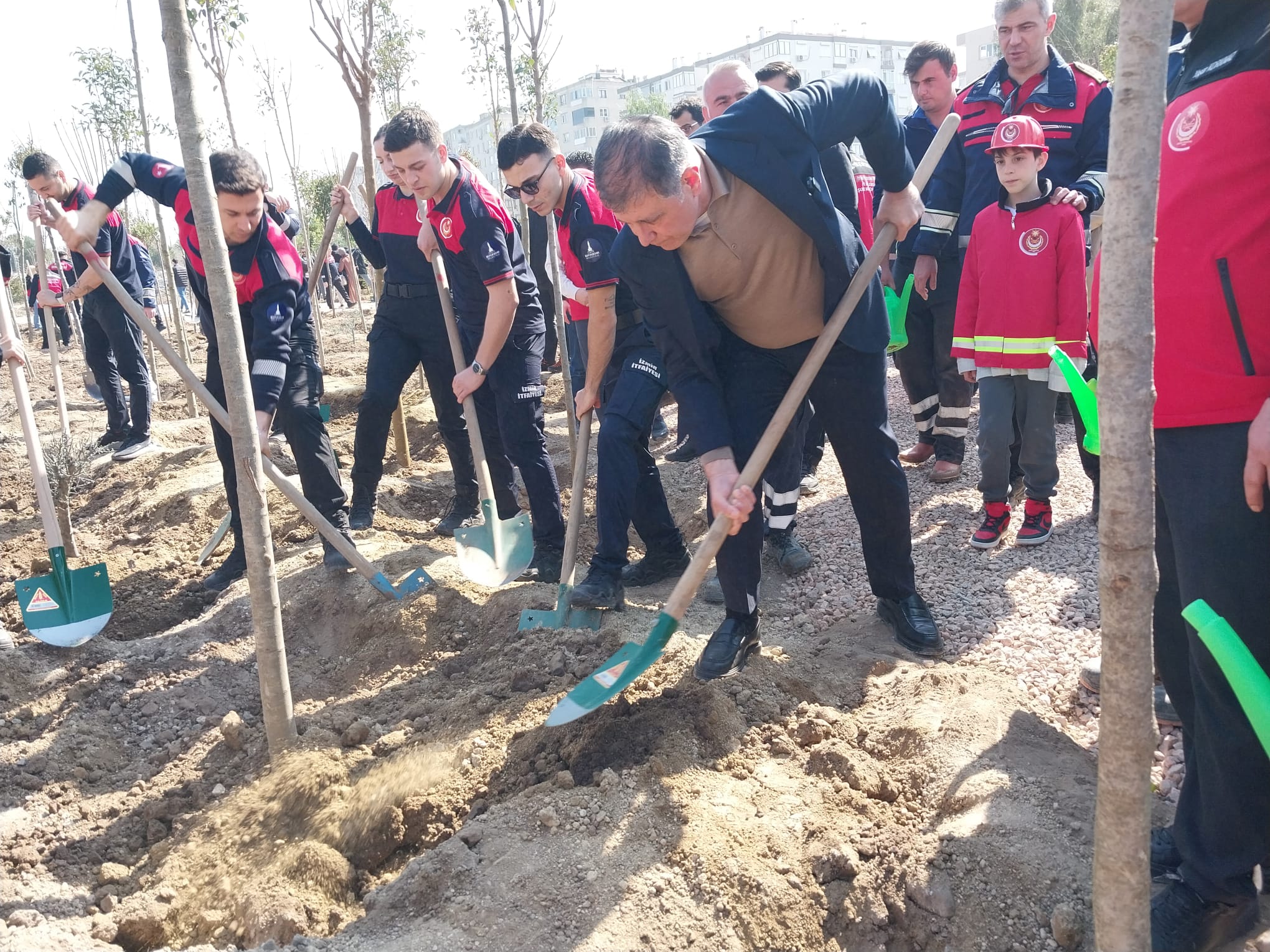 Tugay'dan itfaiyeye mikro orman jesti ve işe alma açıklaması: 'Ben değil komisyon alıyor'