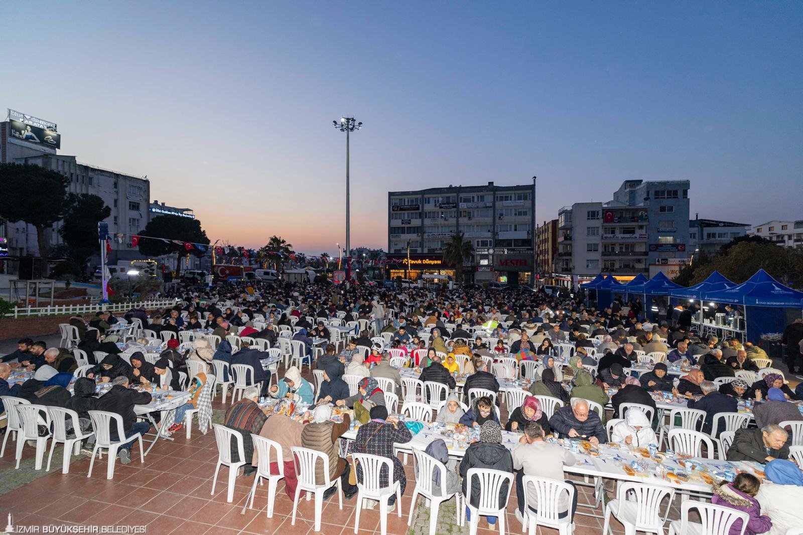 Başkan Tugay Aliağalılarla iftarda: 'Lüks otellerde değil, halkın sofrasındayız' 2 Başkan Tugay Aliağalılarla iftarda: 'Lüks otellerde değil, halkın sofrasındayız'