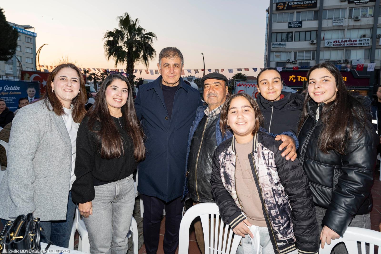 Başkan Tugay Aliağalılarla iftarda: 'Lüks otellerde değil, halkın sofrasındayız' 6 Başkan Tugay Aliağalılarla iftarda: 'Lüks otellerde değil, halkın sofrasındayız'