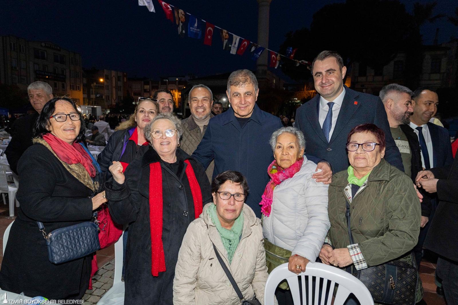 Başkan Tugay Aliağalılarla iftarda: 'Lüks otellerde değil, halkın sofrasındayız' 11 Başkan Tugay Aliağalılarla iftarda: 'Lüks otellerde değil, halkın sofrasındayız'