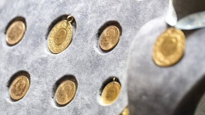 Altın fiyatlarında "aşırı satım" vurgusu yapan Goldman Sachs analistleri, ons