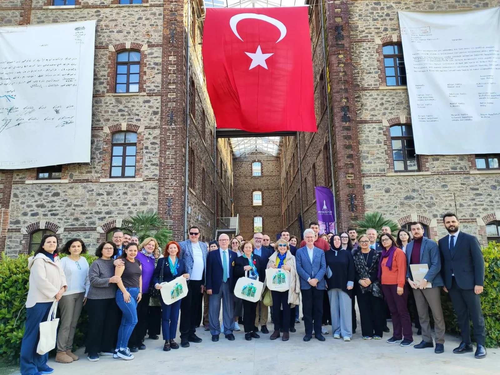 İzmirli kadınların "Altın İğne"si dünyanın markajında! Arezzo’dan Meslek Fabrikası’na tam not