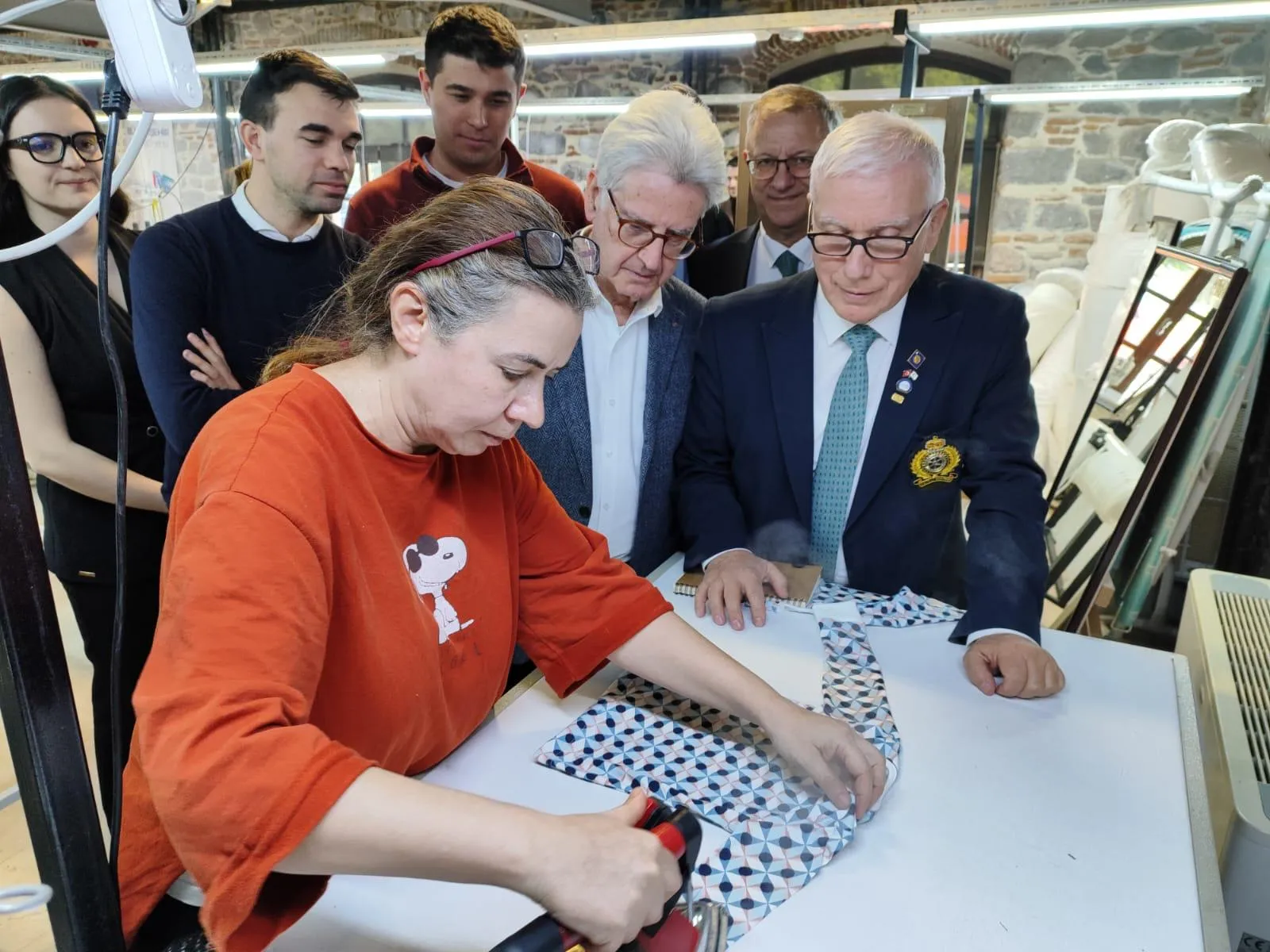 İzmirli kadınların "Altın İğne"si dünyanın markajında! Arezzo’dan Meslek Fabrikası’na tam not