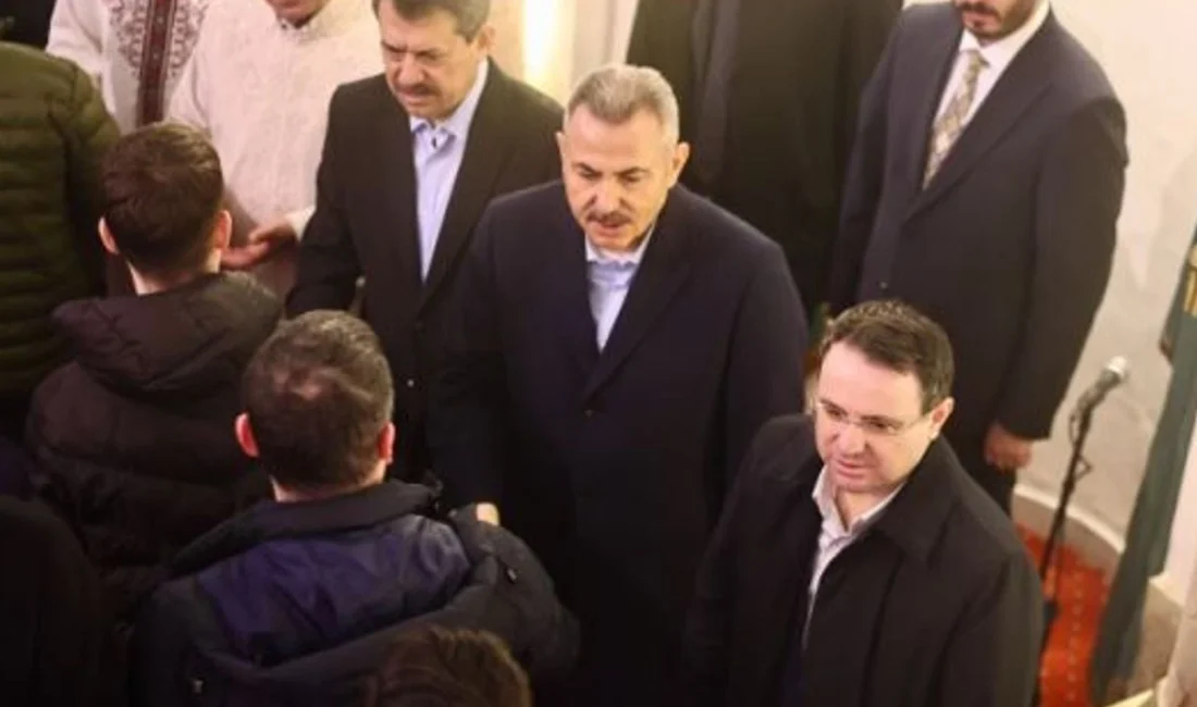 Konak Hamidiye Camii'nde bayram namazını kılan Bakan Gürlek, namaz sonrası