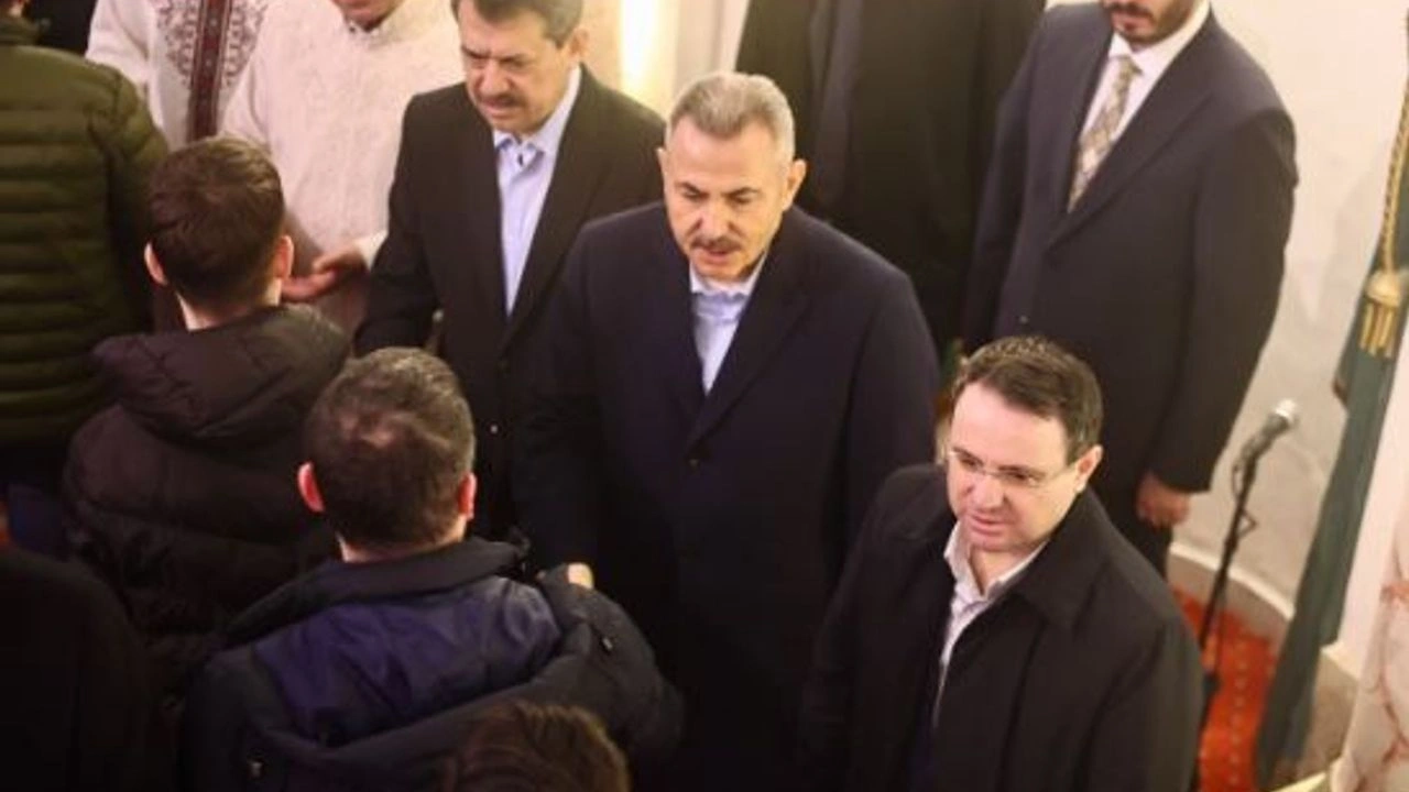 Adalet Bakanı Gürlek bayramda İzmir’de: Konak’ta vatandaşla kucaklaştı!