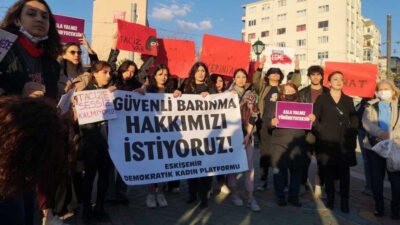 İzmir'in Çiğli ilçesinde bulunan Bakırçay KYK Kız Yurdu'nda gece yarısı
