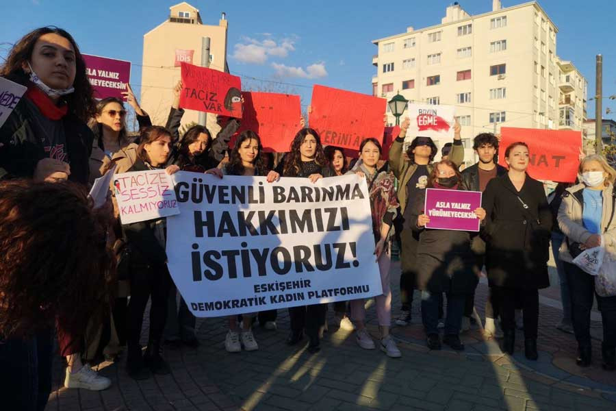 İzmir'in Çiğli ilçesinde bulunan Bakırçay KYK Kız Yurdu'nda gece yarısı