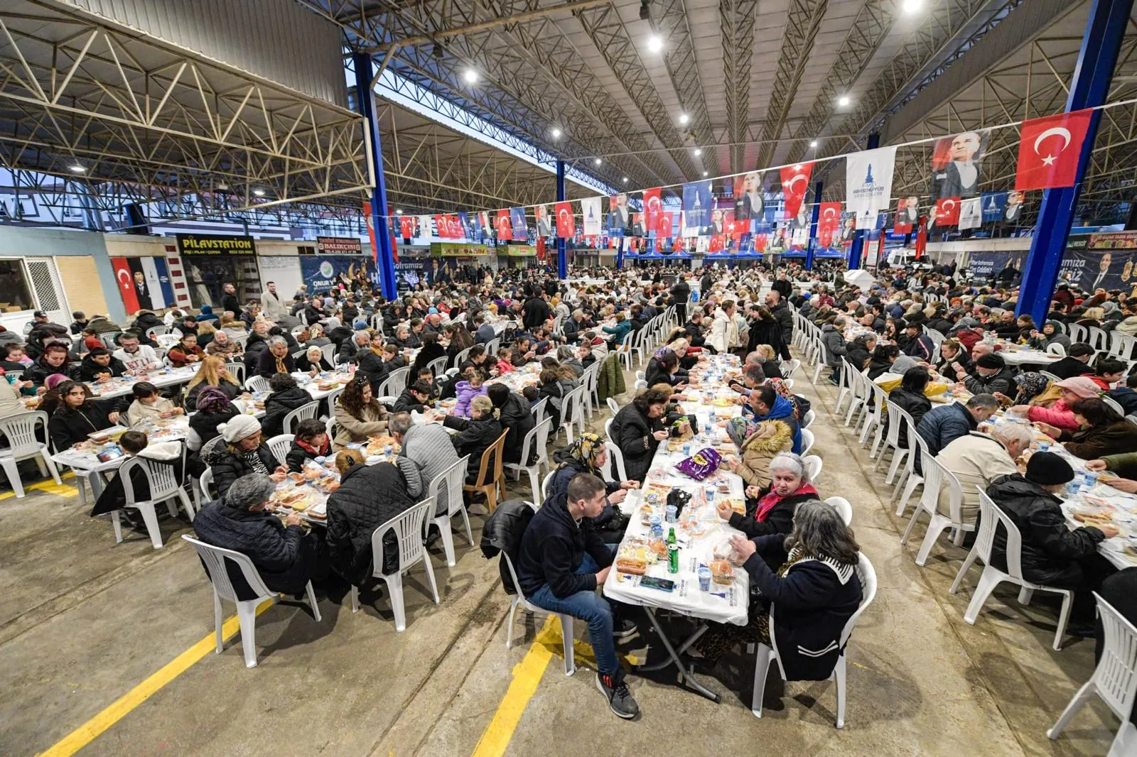 "Bereket sofrası" Balçova’da kuruldu: "Bütün çalışmamız sizler için" 4 "Bereket sofrası" Balçova’da kuruldu: "Bütün çalışmamız sizler için"