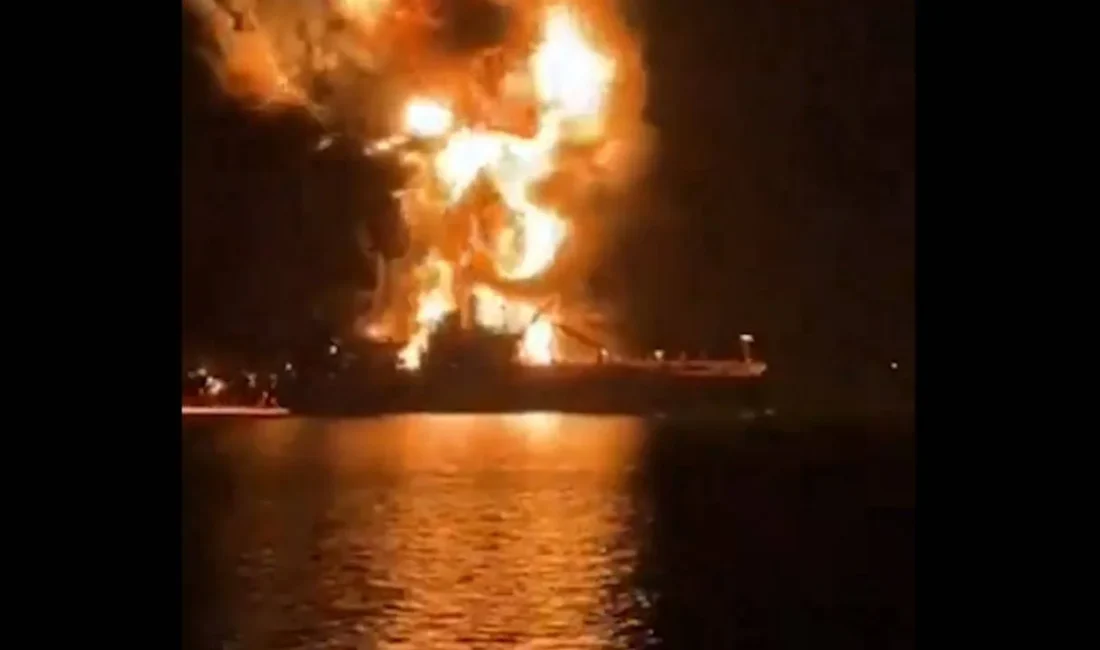 Irak karasularında patlayan iki dev petrol tankeri bölgeyi ateşe verdi.