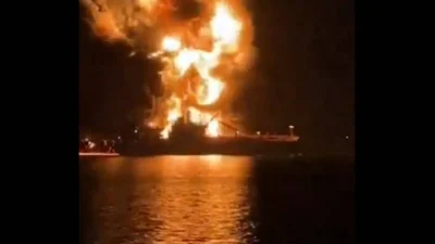 Irak karasularında patlayan iki dev petrol tankeri bölgeyi ateşe verdi.