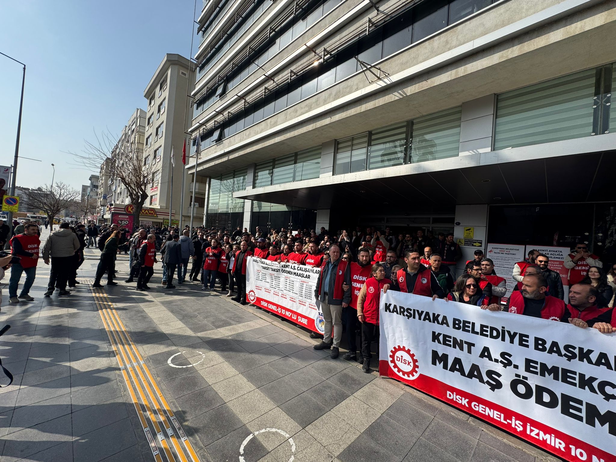 Ünsal randevuyu dün iptal etti: İşçiler belediye önünde tepki gösterdi 3 Ünsal randevuyu dün iptal etti: İşçiler belediye önünde tepki gösterdi
