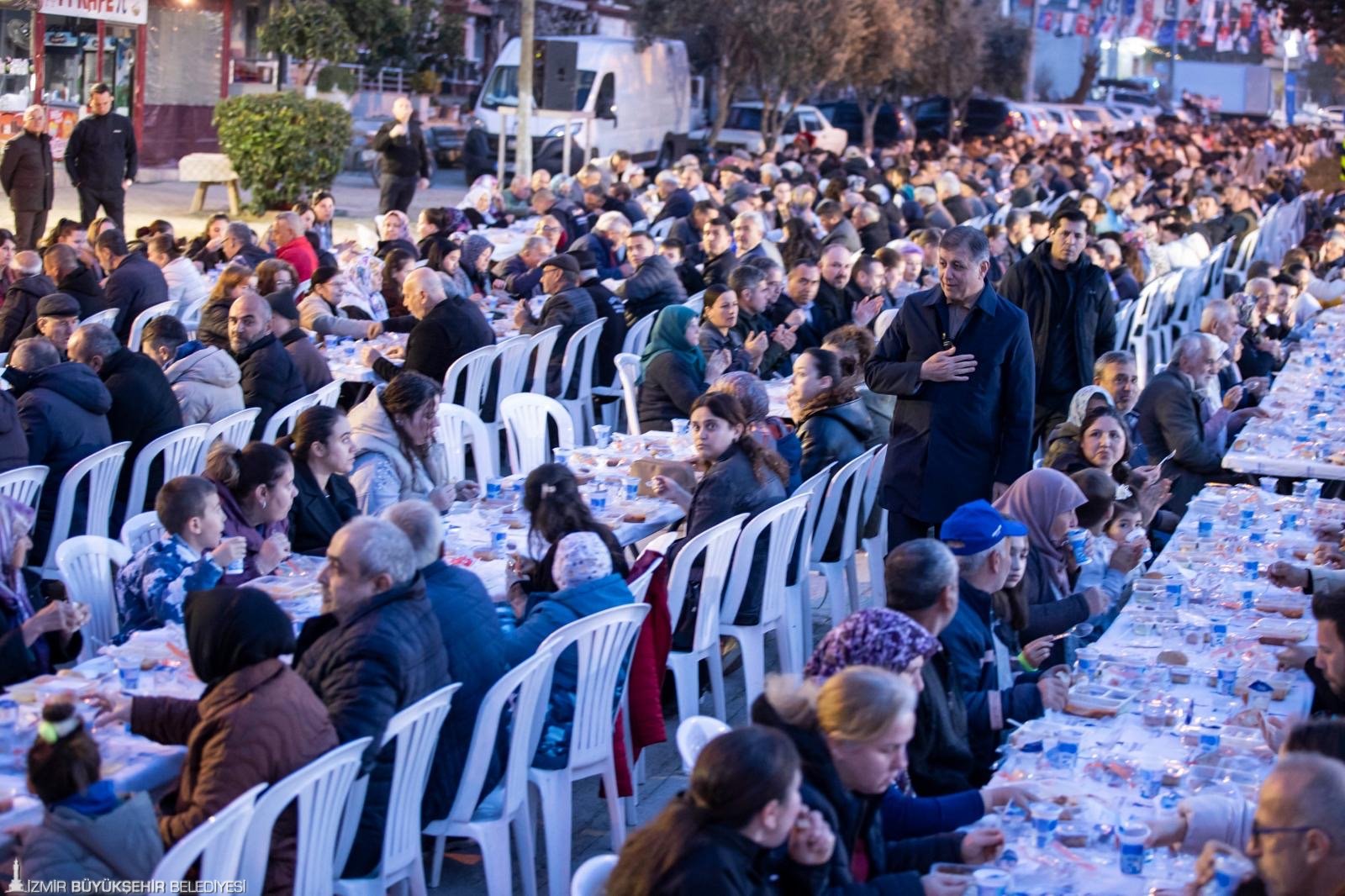 Büyükşehirden Beydağ'da 'Gönül Sofrası': 'Zorlukları omuz omuza aşacağız'
