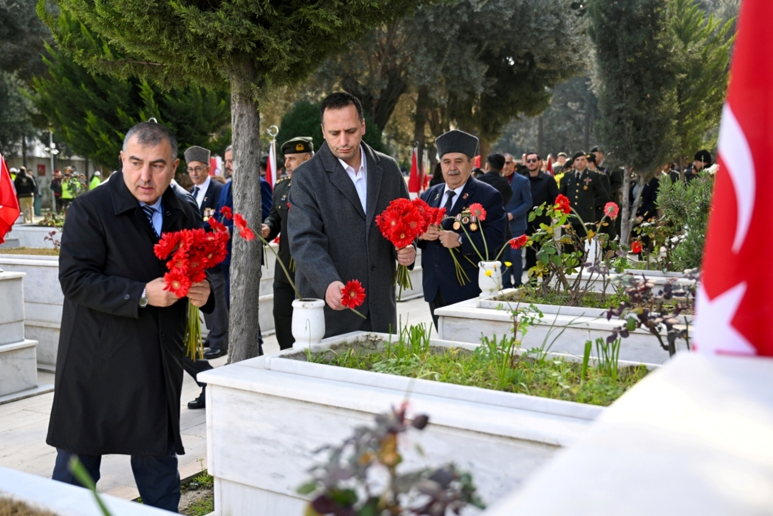 Bornova’da 18 Mart mesaisi: şehitler Karanfillerle, zafer ezgilerle anıldı!