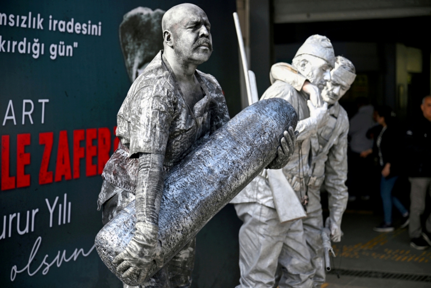 Bornova’da 18 Mart mesaisi: şehitler Karanfillerle, zafer ezgilerle anıldı!