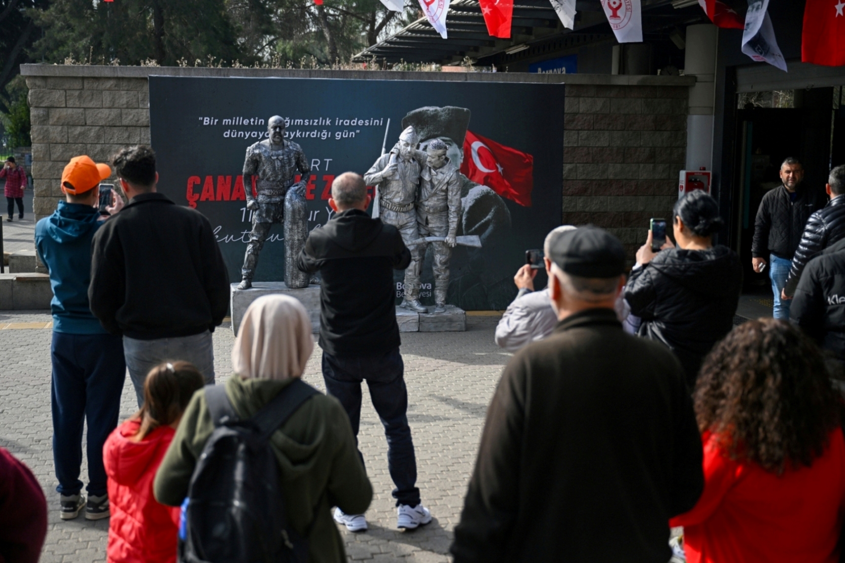 Bornova’da 18 Mart mesaisi: şehitler Karanfillerle, zafer ezgilerle anıldı!