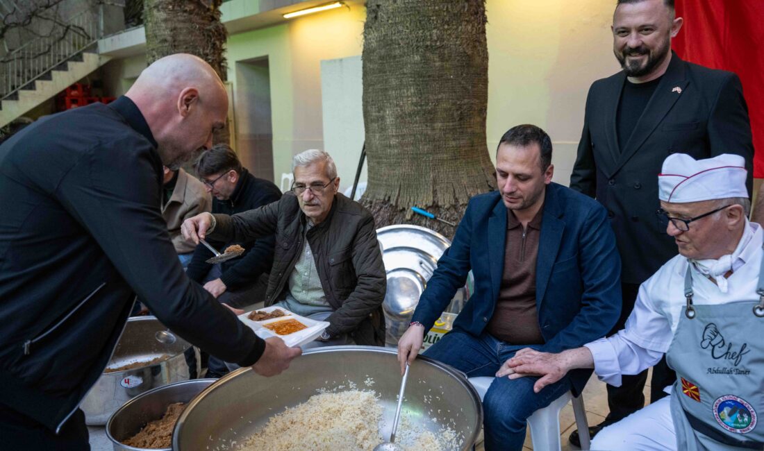 ornova Belediye Başkanı Ömer Eşki, Makedonya göçmenlerinin geleneksel iftarında vatandaşlara