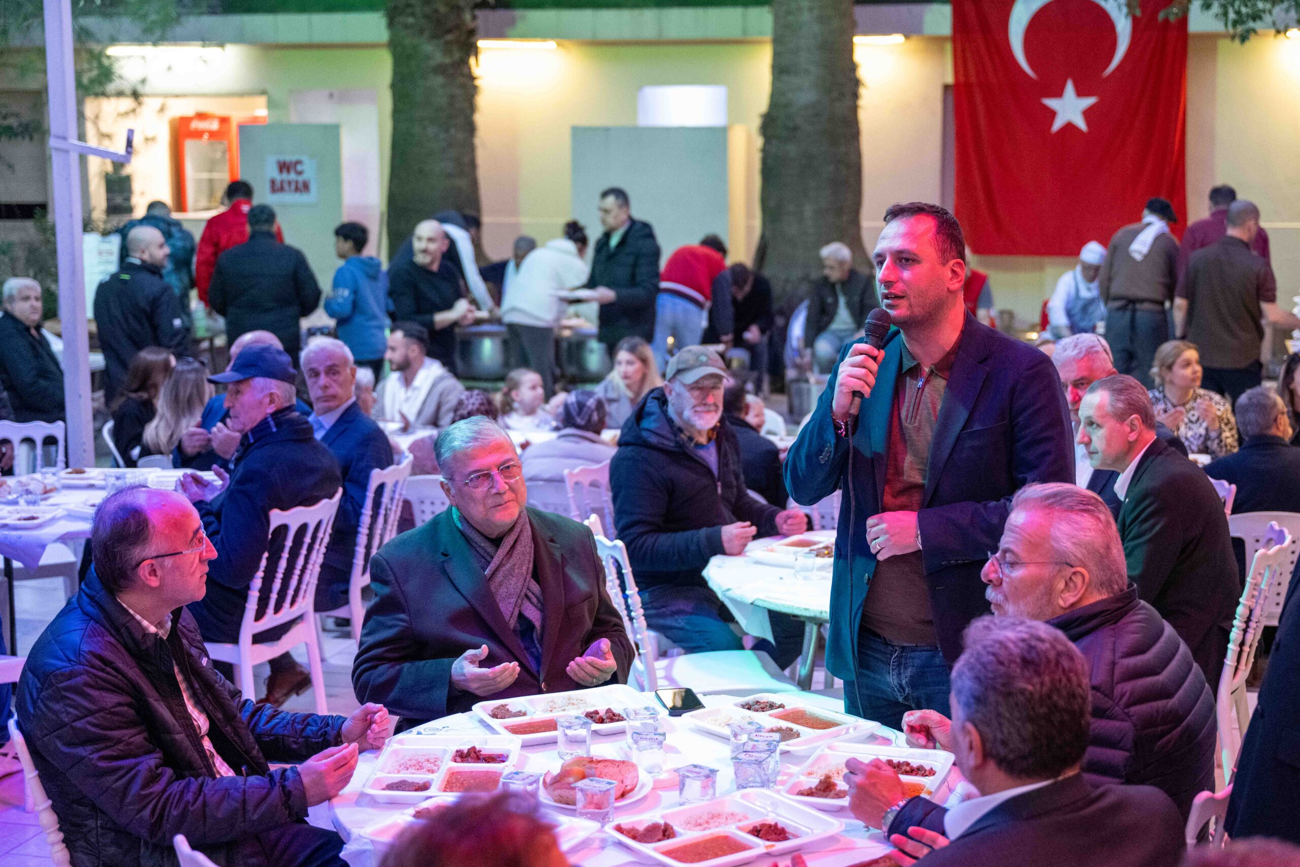 Bornova’da 16 yıllık Balkan esintisi: Başkan Eşki Makedonya sofrasında kepçe salladı!