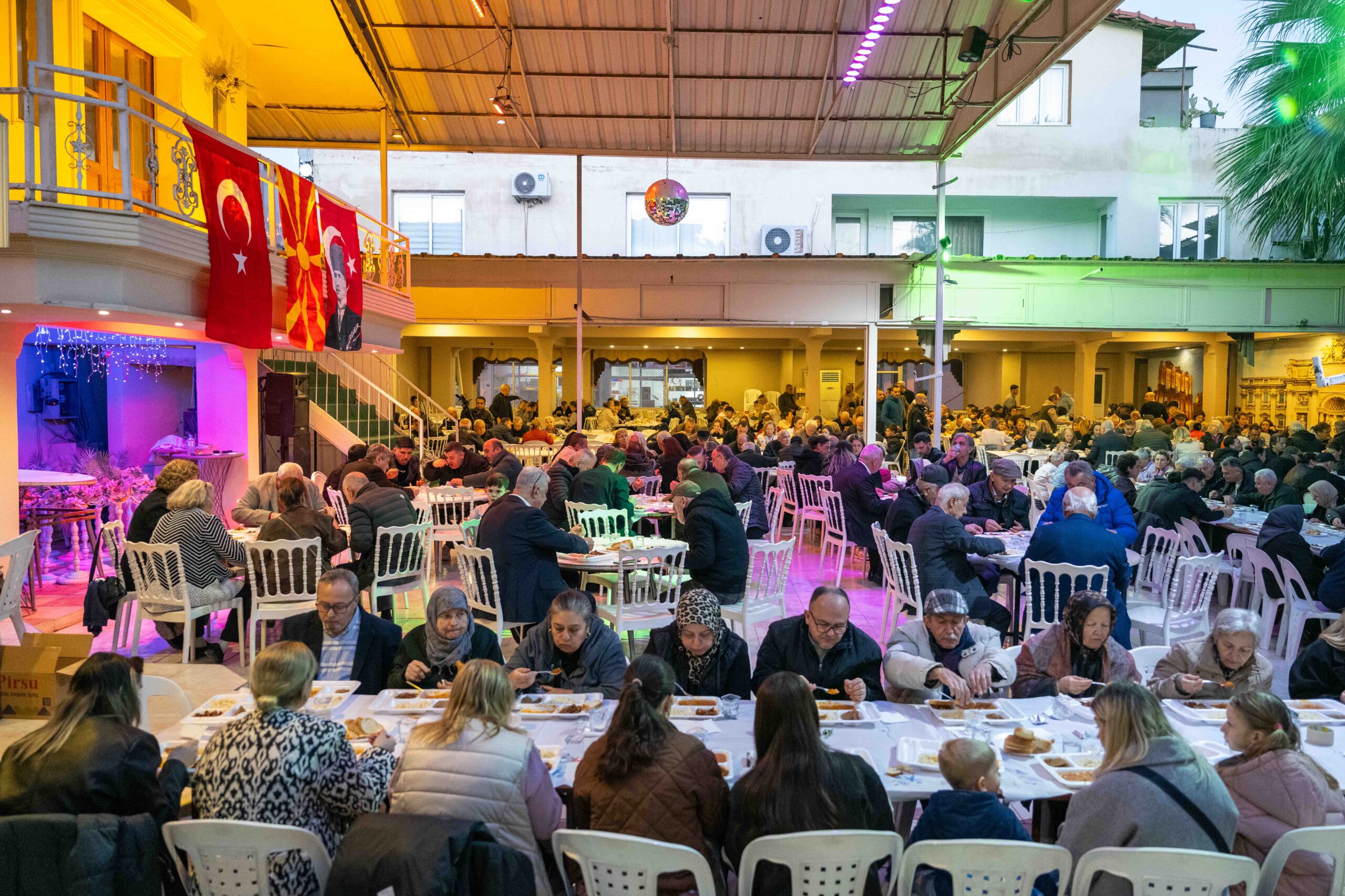 Bornova’da 16 yıllık Balkan esintisi: Başkan Eşki Makedonya sofrasında kepçe salladı!