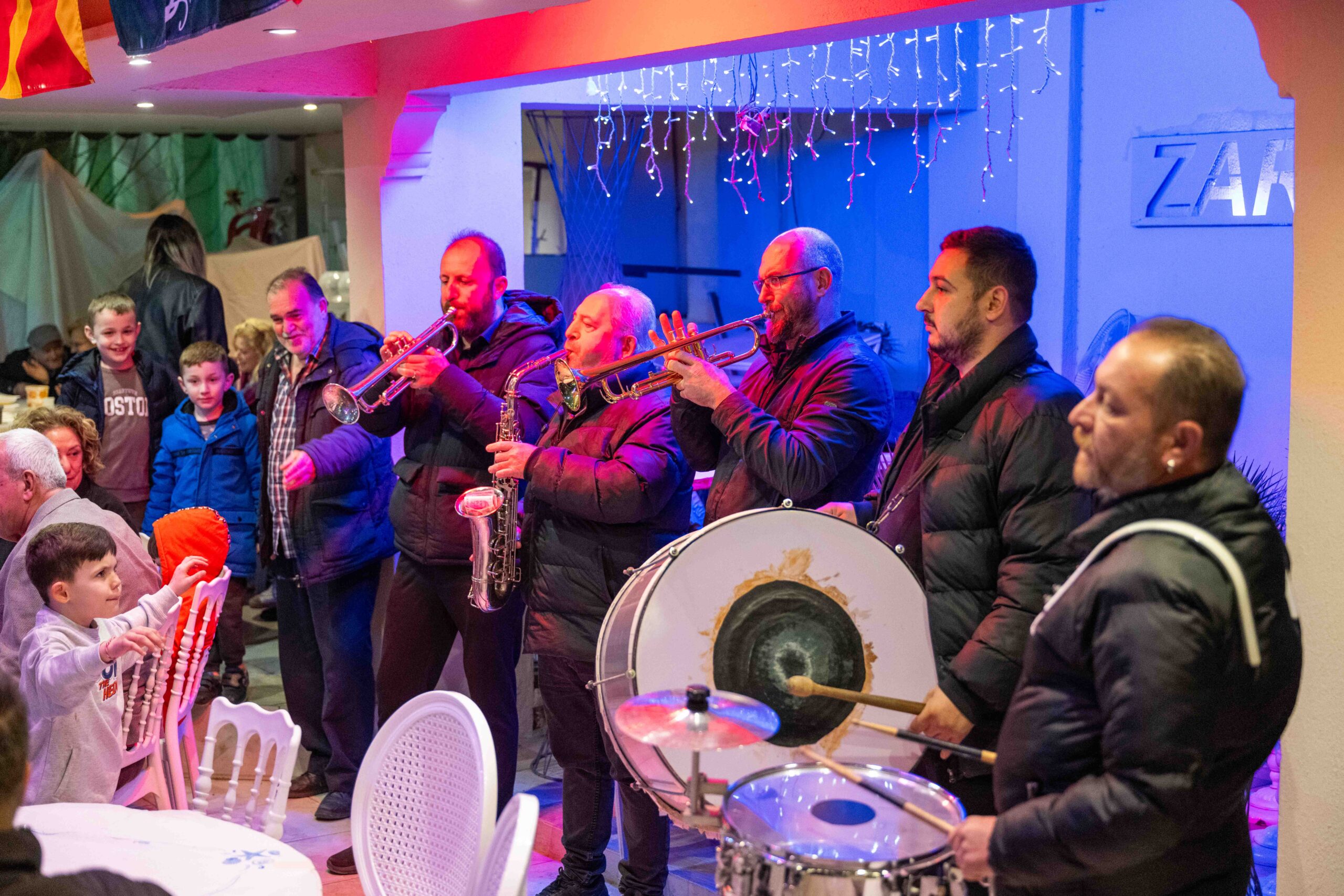 Bornova’da 16 yıllık Balkan esintisi: Başkan Eşki Makedonya sofrasında kepçe salladı!