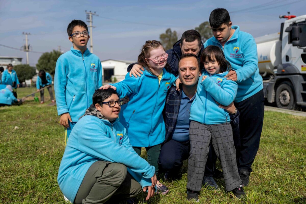 Bornova’da "Sevgi" kök salıyor: Özel ellerden doğaya 100 fidanlık dokunuş