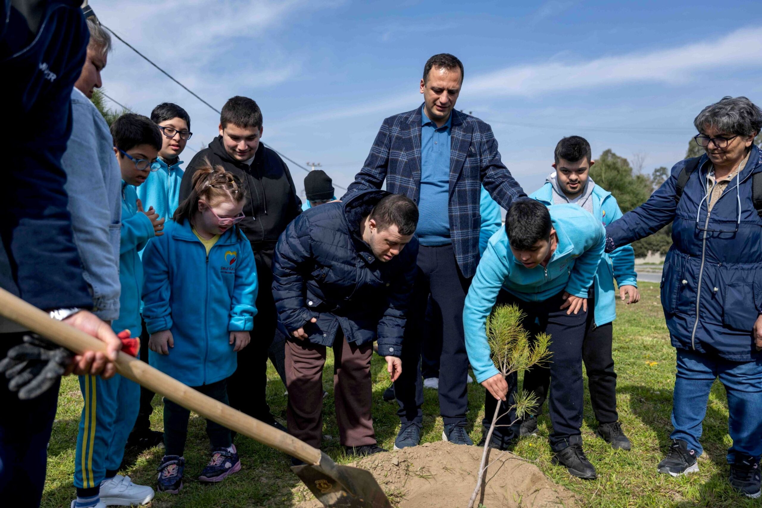 Bornova’da "Sevgi" kök salıyor: Özel ellerden doğaya 100 fidanlık dokunuş