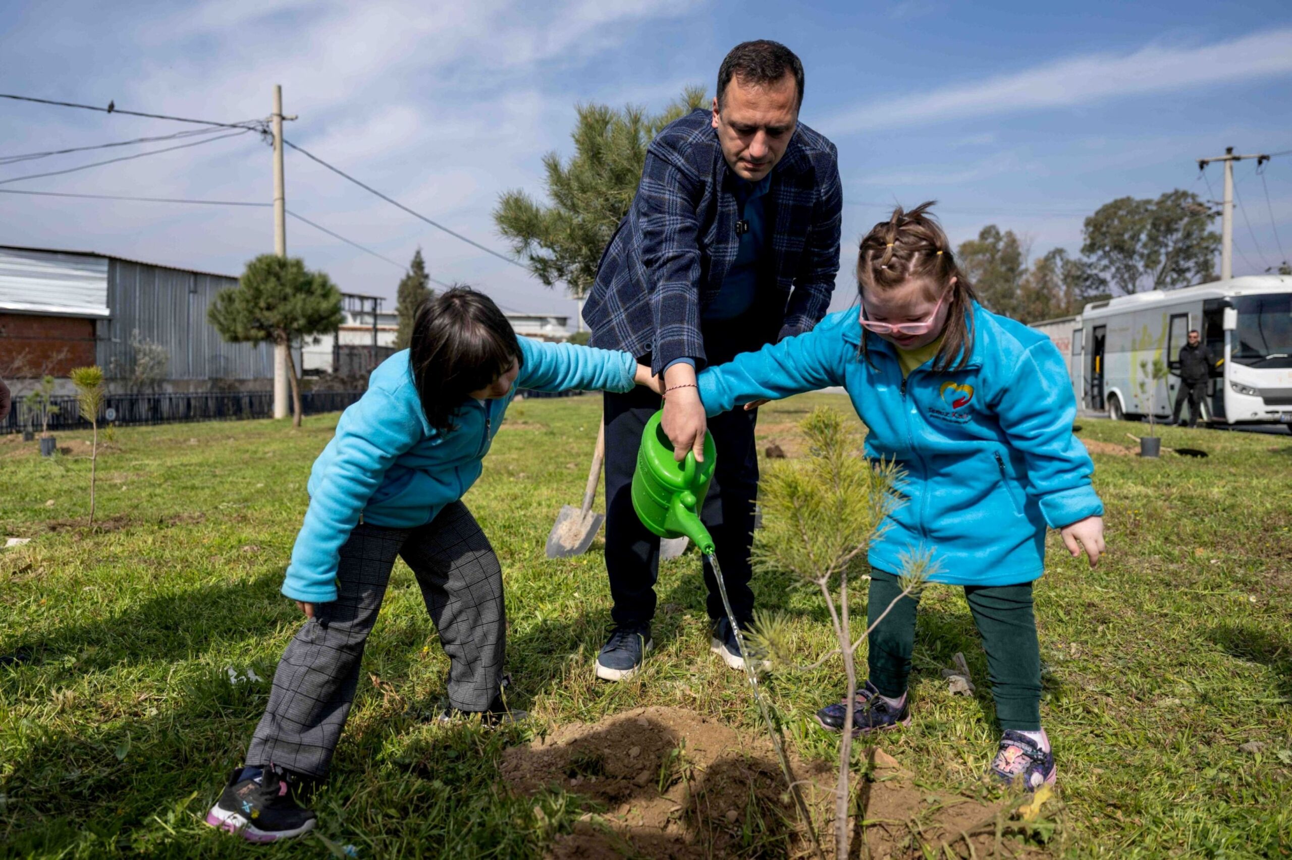 Bornova’da "Sevgi" kök salıyor: Özel ellerden doğaya 100 fidanlık dokunuş