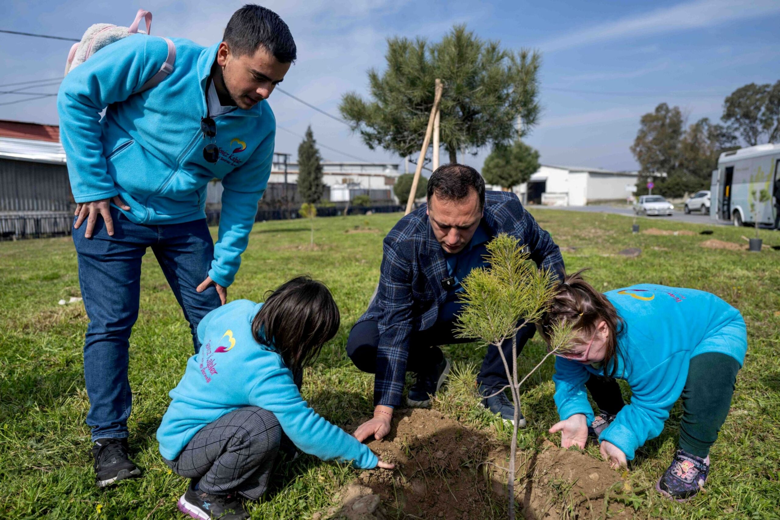 Bornova’da "Sevgi" kök salıyor: Özel ellerden doğaya 100 fidanlık dokunuş