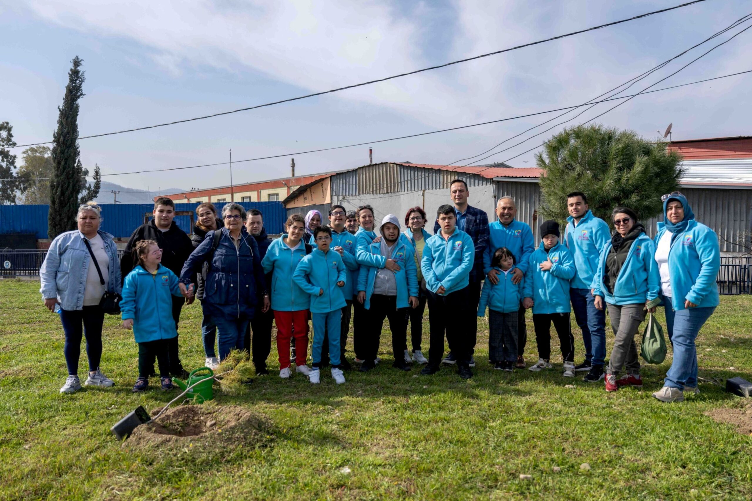 Bornova’da "Sevgi" kök salıyor: Özel ellerden doğaya 100 fidanlık dokunuş