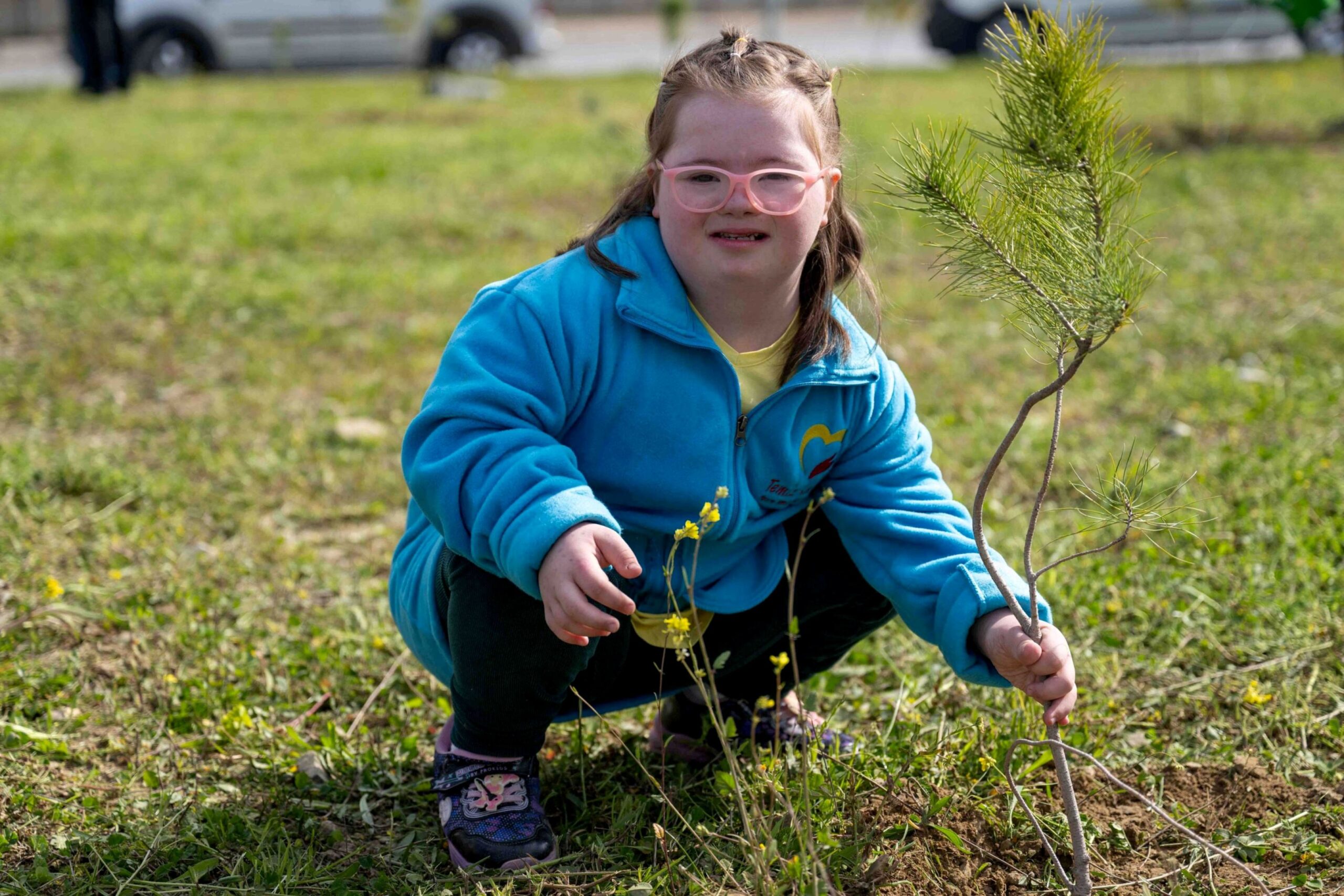 Bornova’da "Sevgi" kök salıyor: Özel ellerden doğaya 100 fidanlık dokunuş