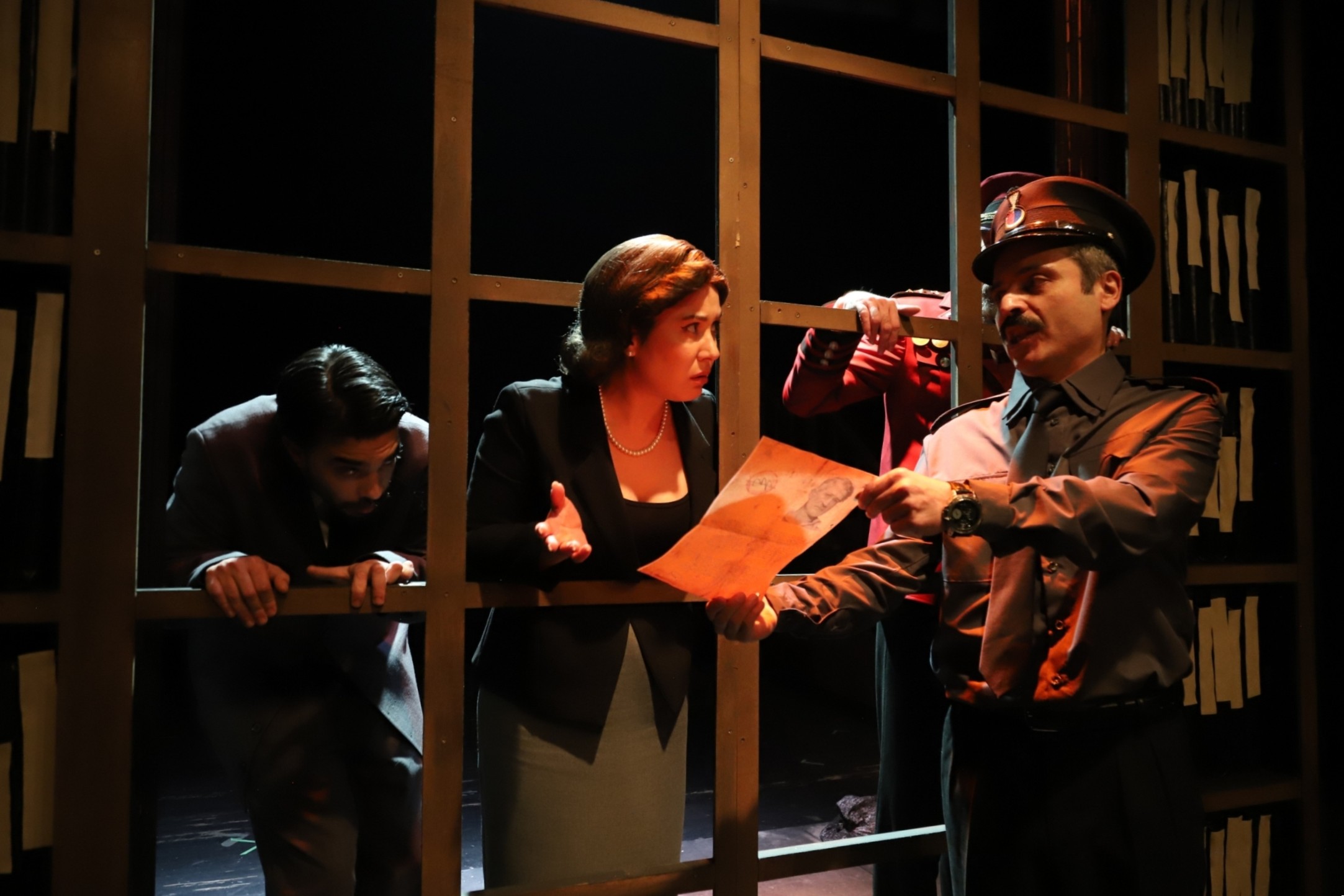 Bornova’da tiyatroya alkış: “Kont Öderland” sahnesi ayakta selamlandı 1 Bornova’da tiyatroya alkış: “Kont Öderland” sahnesi ayakta selamlandı