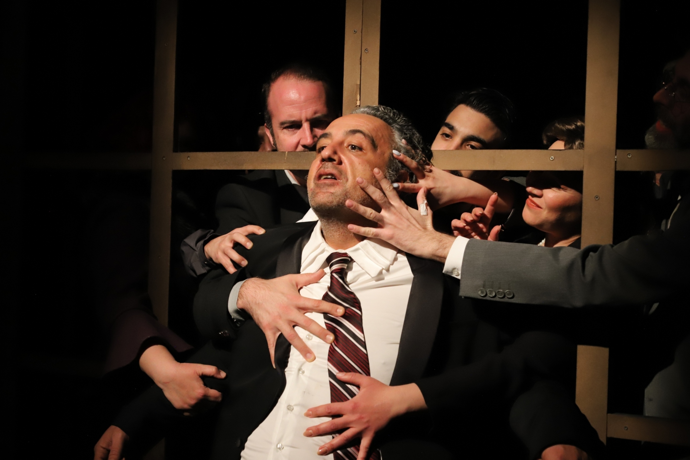 Bornova’da tiyatroya alkış: “Kont Öderland” sahnesi ayakta selamlandı 3 Bornova’da tiyatroya alkış: “Kont Öderland” sahnesi ayakta selamlandı