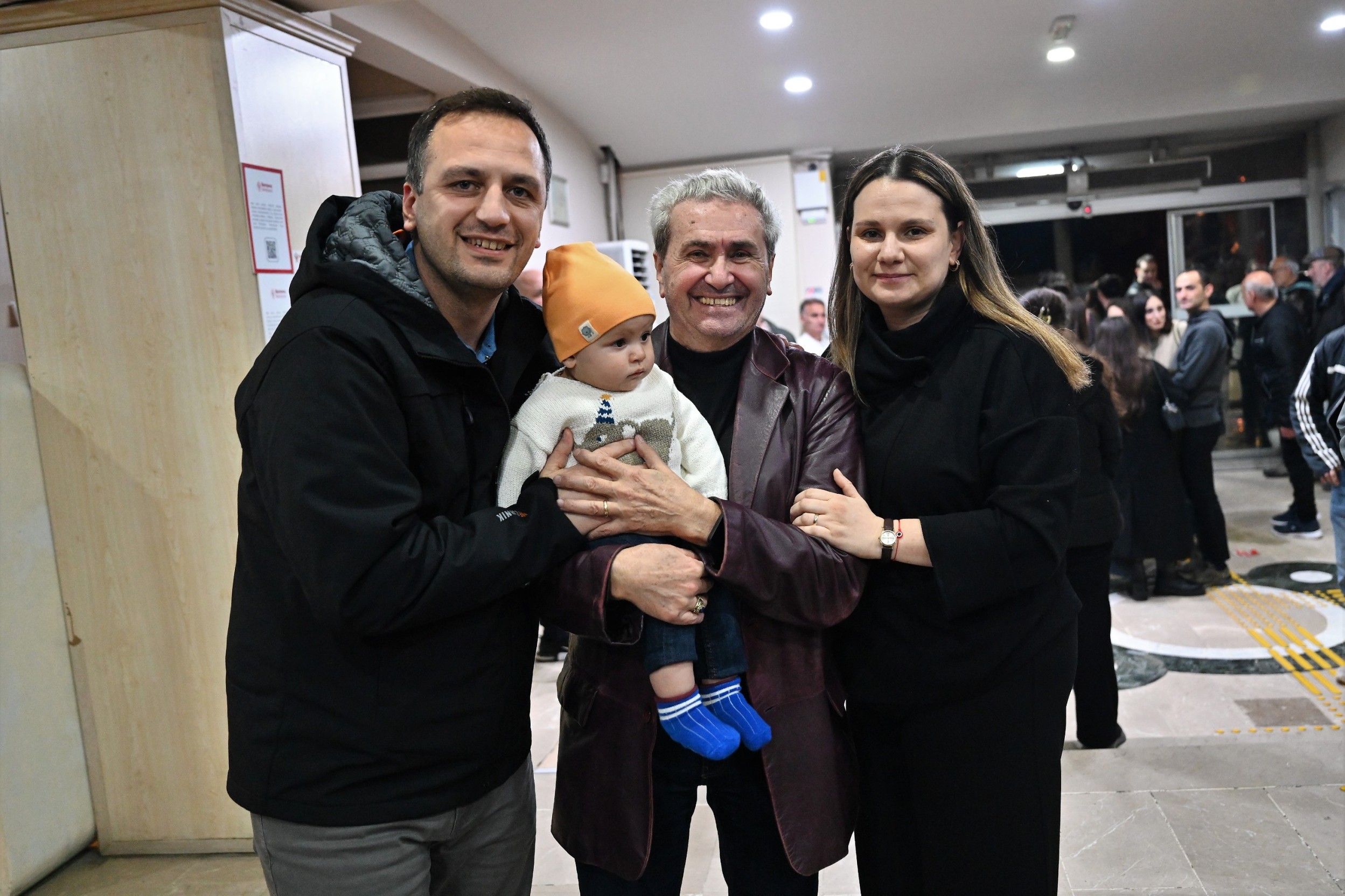 Bornova’da tiyatroya alkış: “Kont Öderland” sahnesi ayakta selamlandı 2 Bornova’da tiyatroya alkış: “Kont Öderland” sahnesi ayakta selamlandı