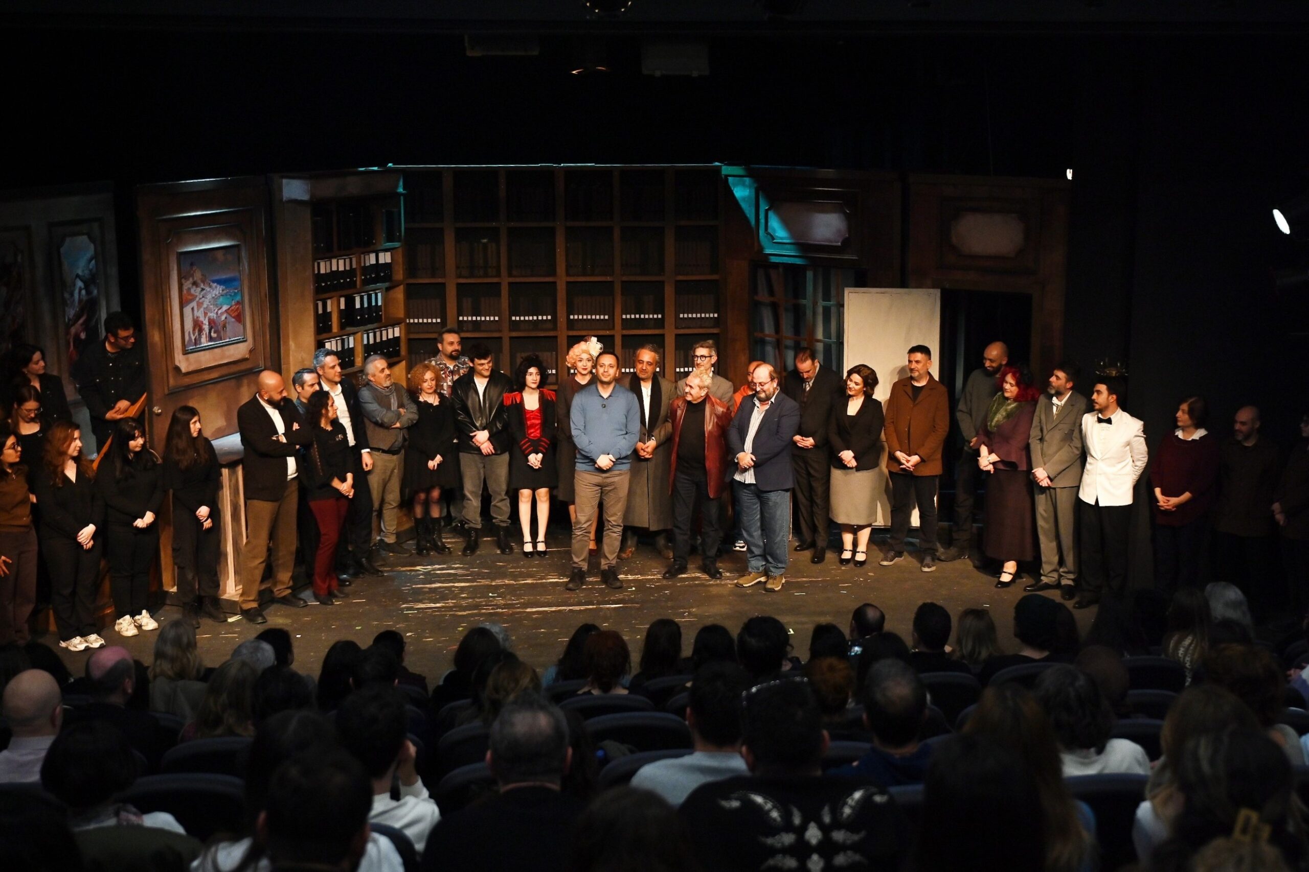 Bornova’da tiyatroya alkış: “Kont Öderland” sahnesi ayakta selamlandı 5 Bornova’da tiyatroya alkış: “Kont Öderland” sahnesi ayakta selamlandı