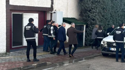 Şafak baskınıyla eşi ve kızıyla birlikte gözaltına alınan Bursa Büyükşehir