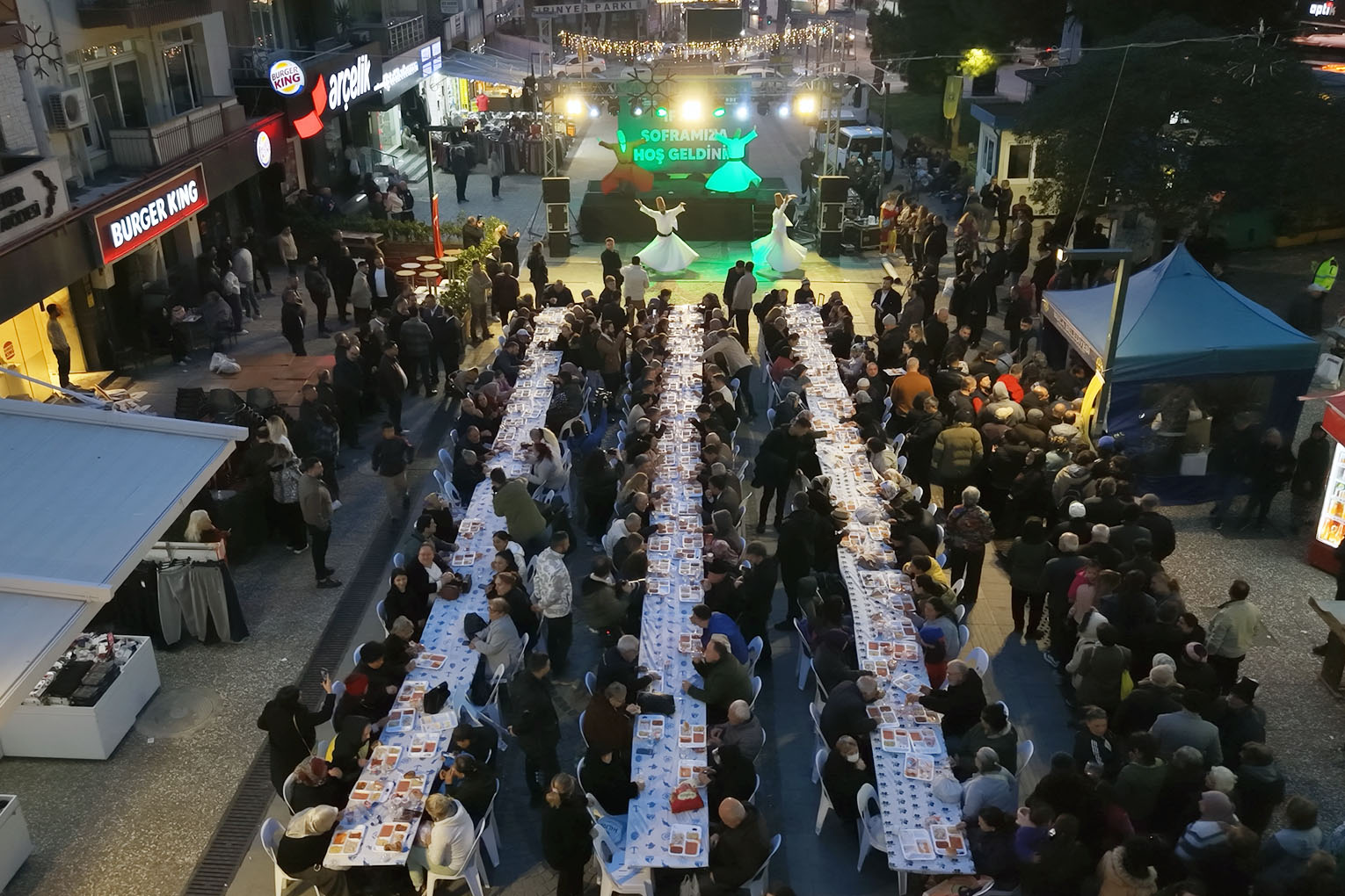 Buca’da Ramazan bereketi, İzmir’in zirvesini aynı sofrada buluşturdu! 

İzmir Büyükşehir