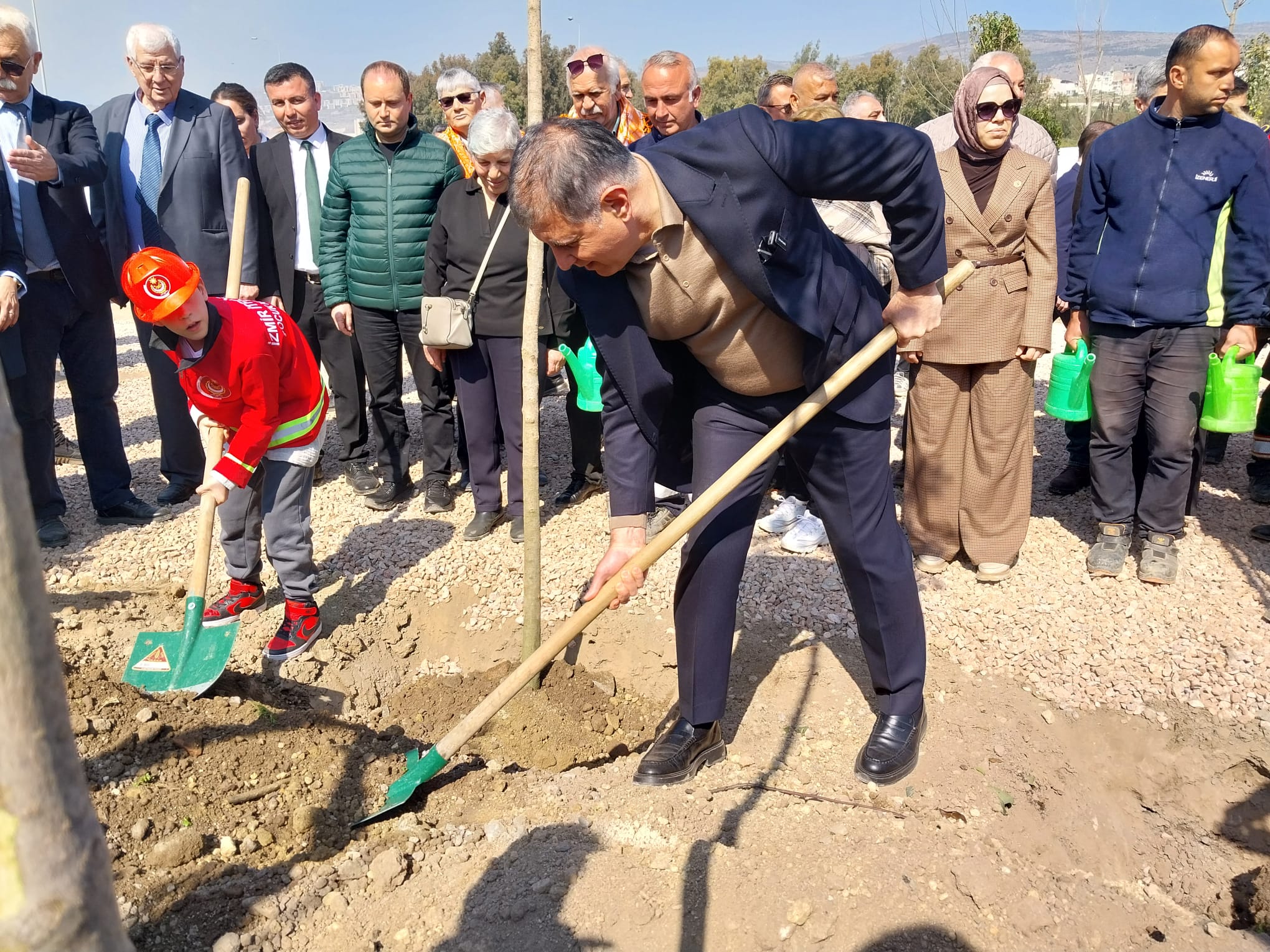Tugay'dan itfaiyeye mikro orman jesti ve işe alma açıklaması: 'Ben değil komisyon alıyor'