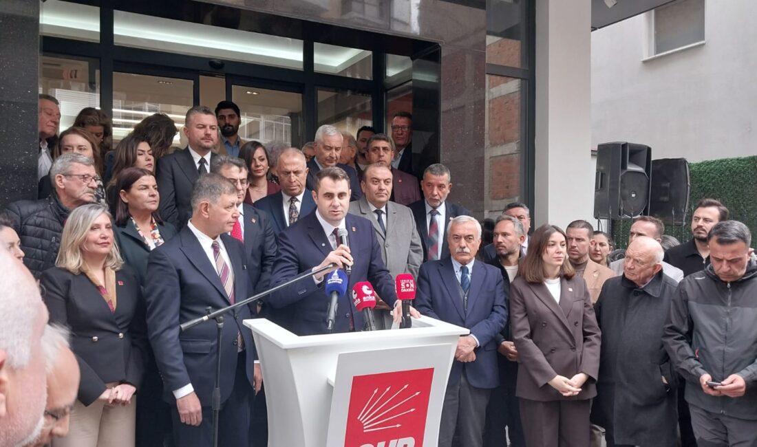 CHP İzmir İl Başkanlığı’nın düzenlediği bayramlaşma programına, iktidarın yerel yönetimler